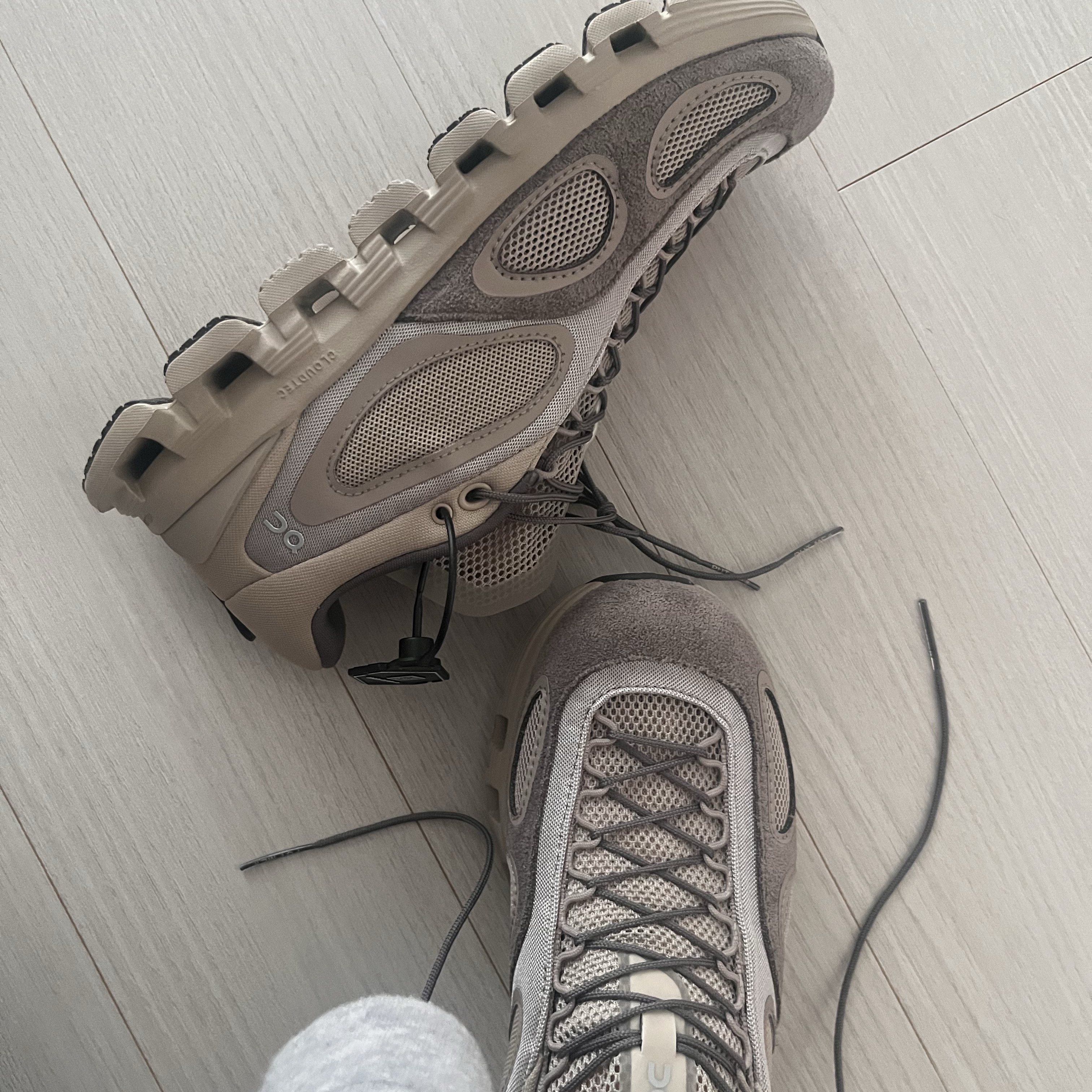 (W) On Running x FKA Twigs Cloud X 4 Desert 착용 스타일 - 2