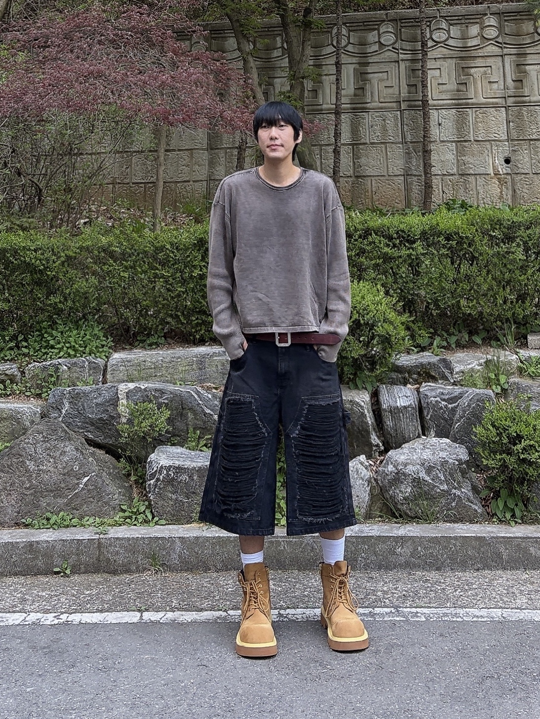 [KREAM 단독] NOMANUAL Destroyed Bermuda Pants Washed Black, SOULESURES BOLD BELUGA Dune Camel 착용 스타일 - 2