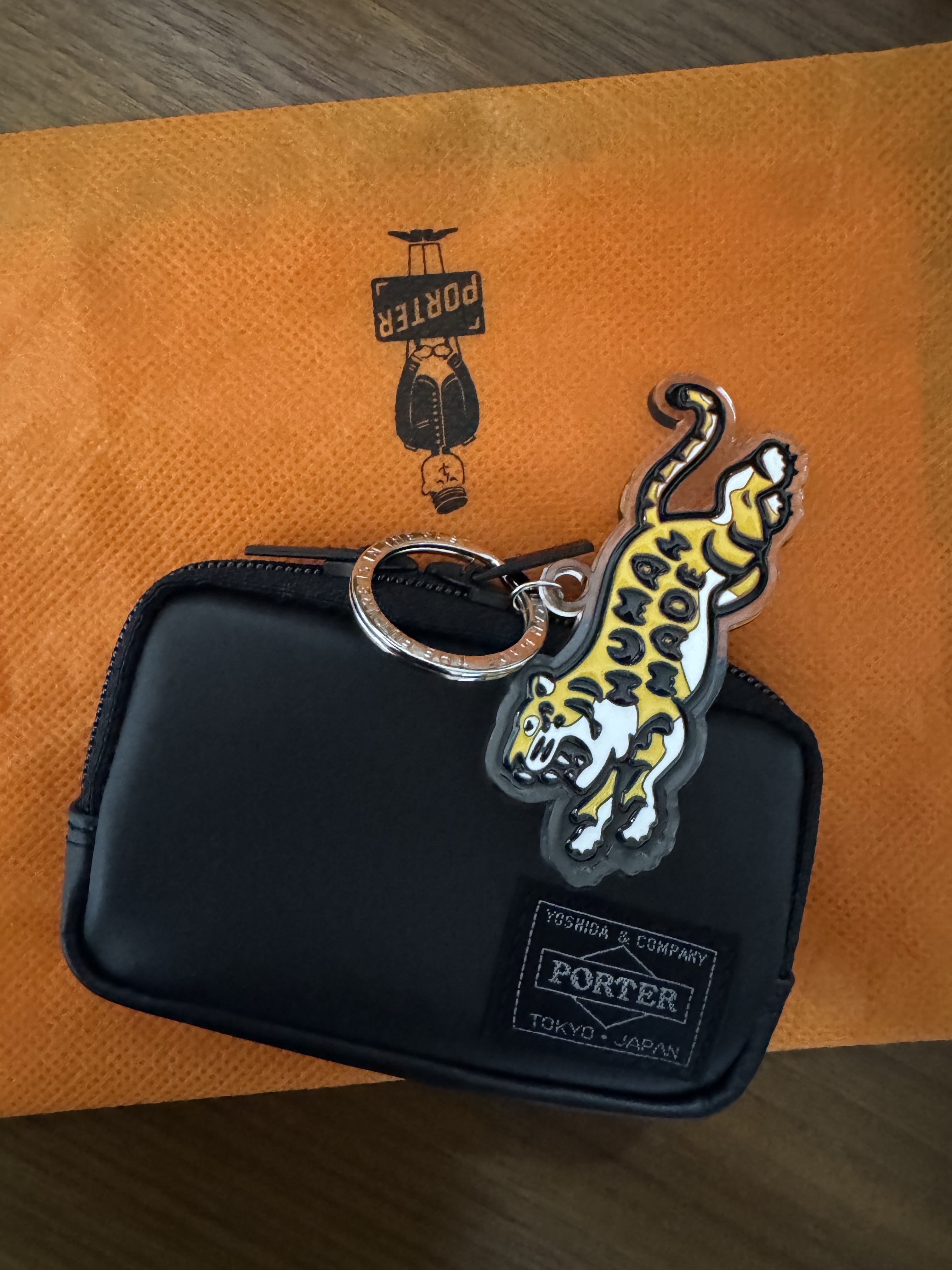 Porter Aloof Coin Case Black, Human Made Animal Keychain Yellow 착용 스타일