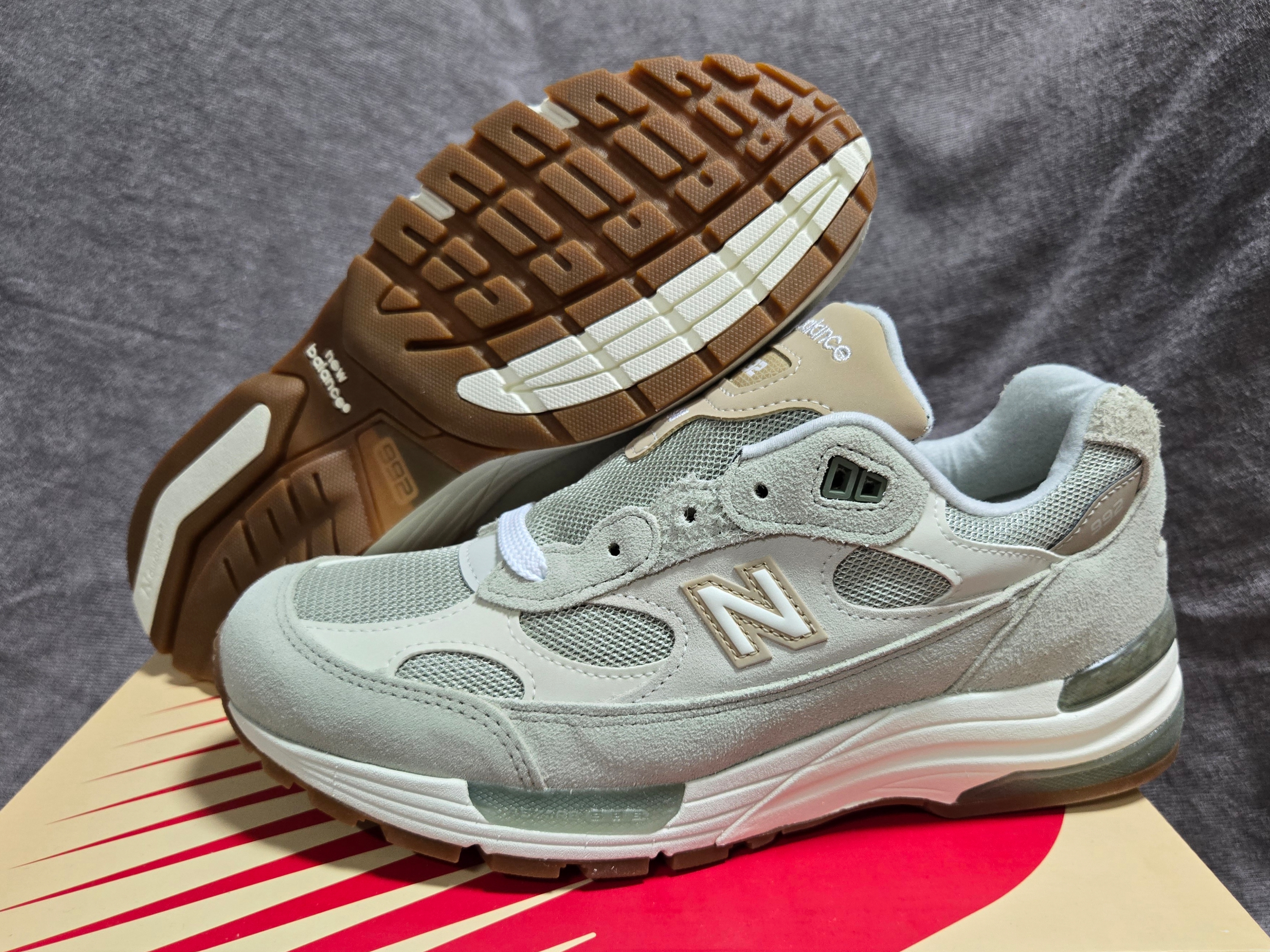 New Balance x Teddy Santis 992 Made in USA Olivine Incense 착용 스타일 - 2
