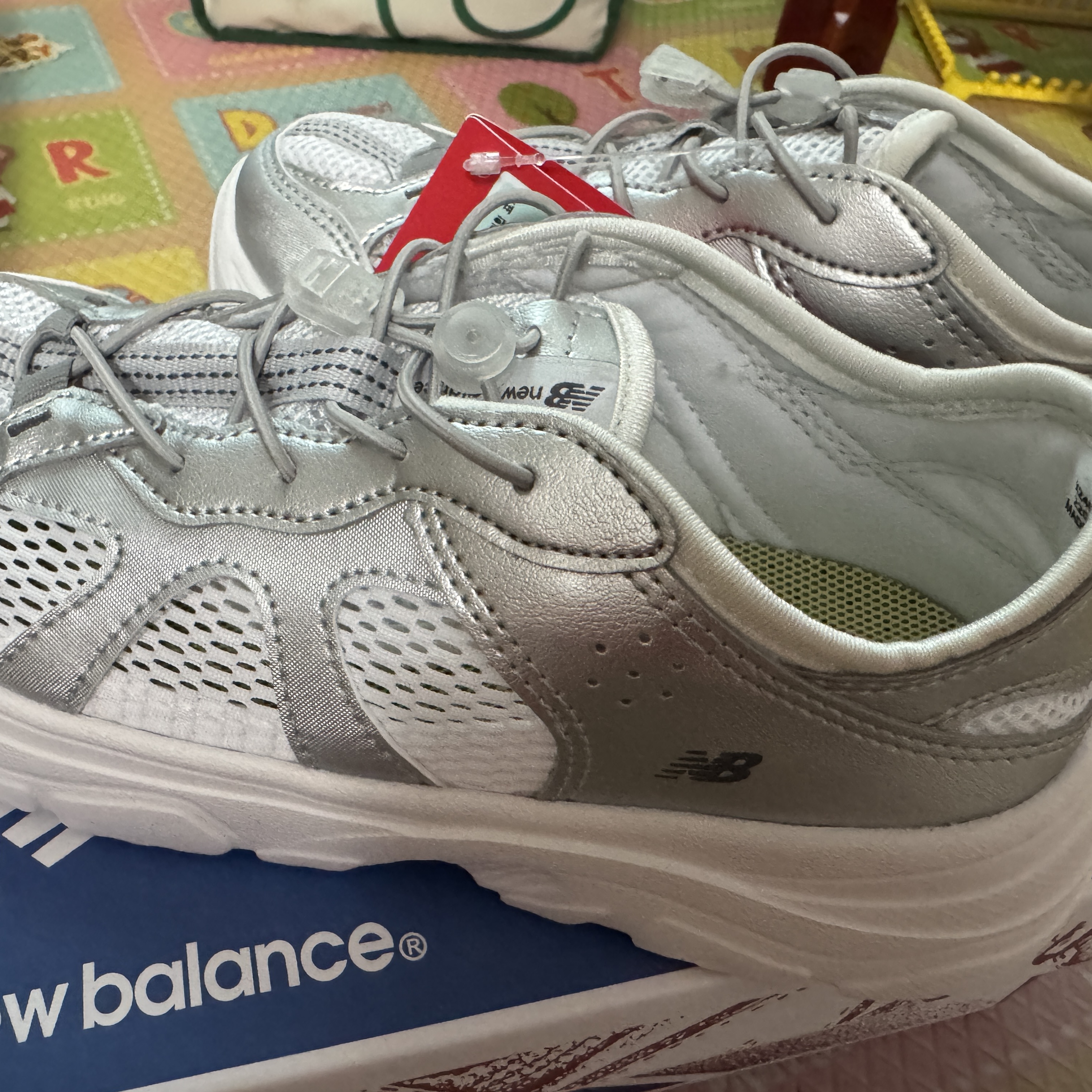 (Kids) New Balance Kave Sandal White 착용 스타일