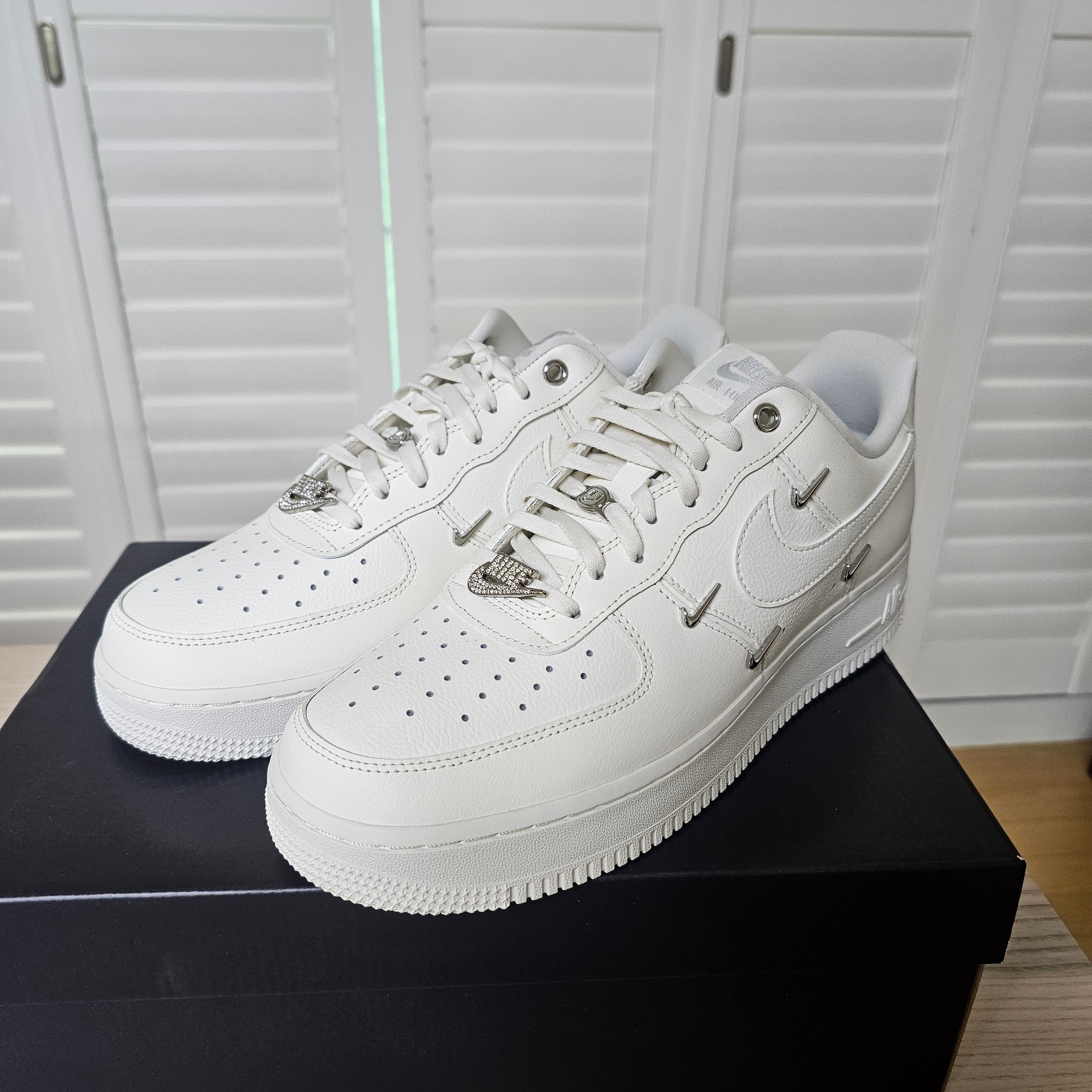 (W) Nike Air Force 1 '07 LV8 Sail Metallic Silver 착용 스타일 - 7