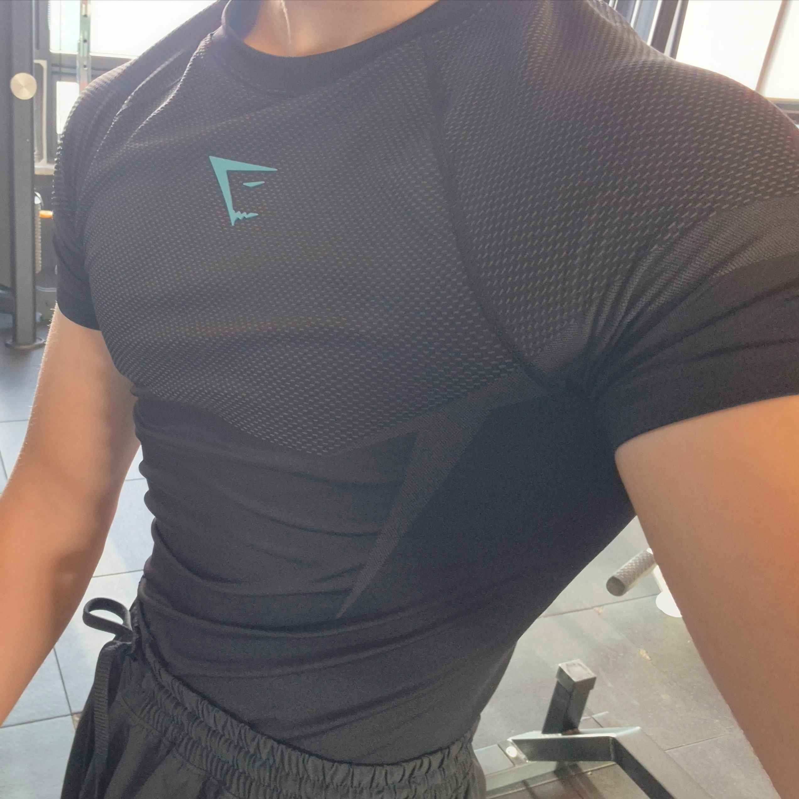 Gymshark Onyx 5.0 Seamless T-Shirt Black Onyx Grey 착용 스타일
