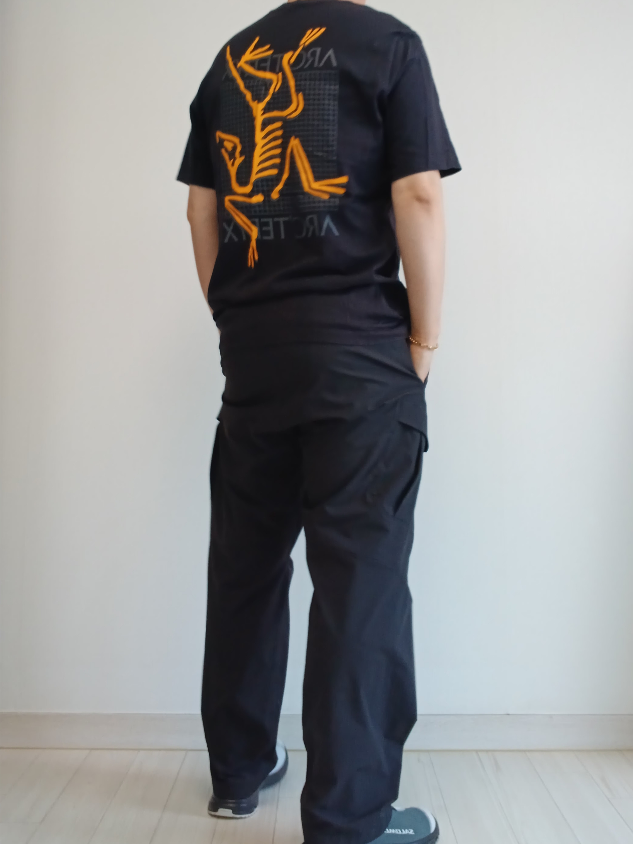 Arc'teryx Arc'Multi Bird Logo SS T-Shirt Black, Arc'teryx Rampart Pants Black 착용 스타일 - 5