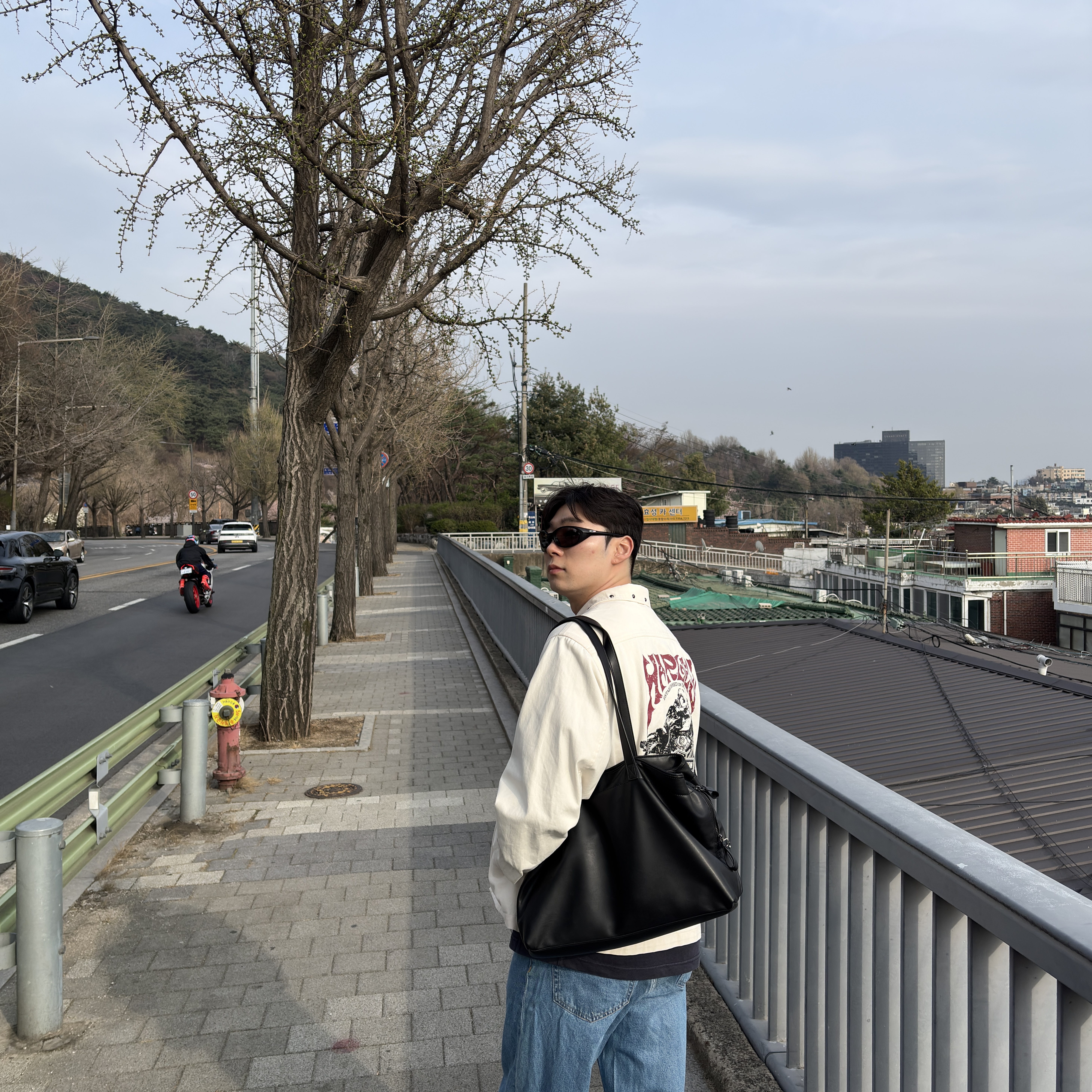 Carhartt WIP Landon Pant Blue Heavy Stone Wash, Oakley Eye Jacket Redux Matte Black Frame Prizm Grey Lenses High Bridge Fit 착용 스타일 - 2