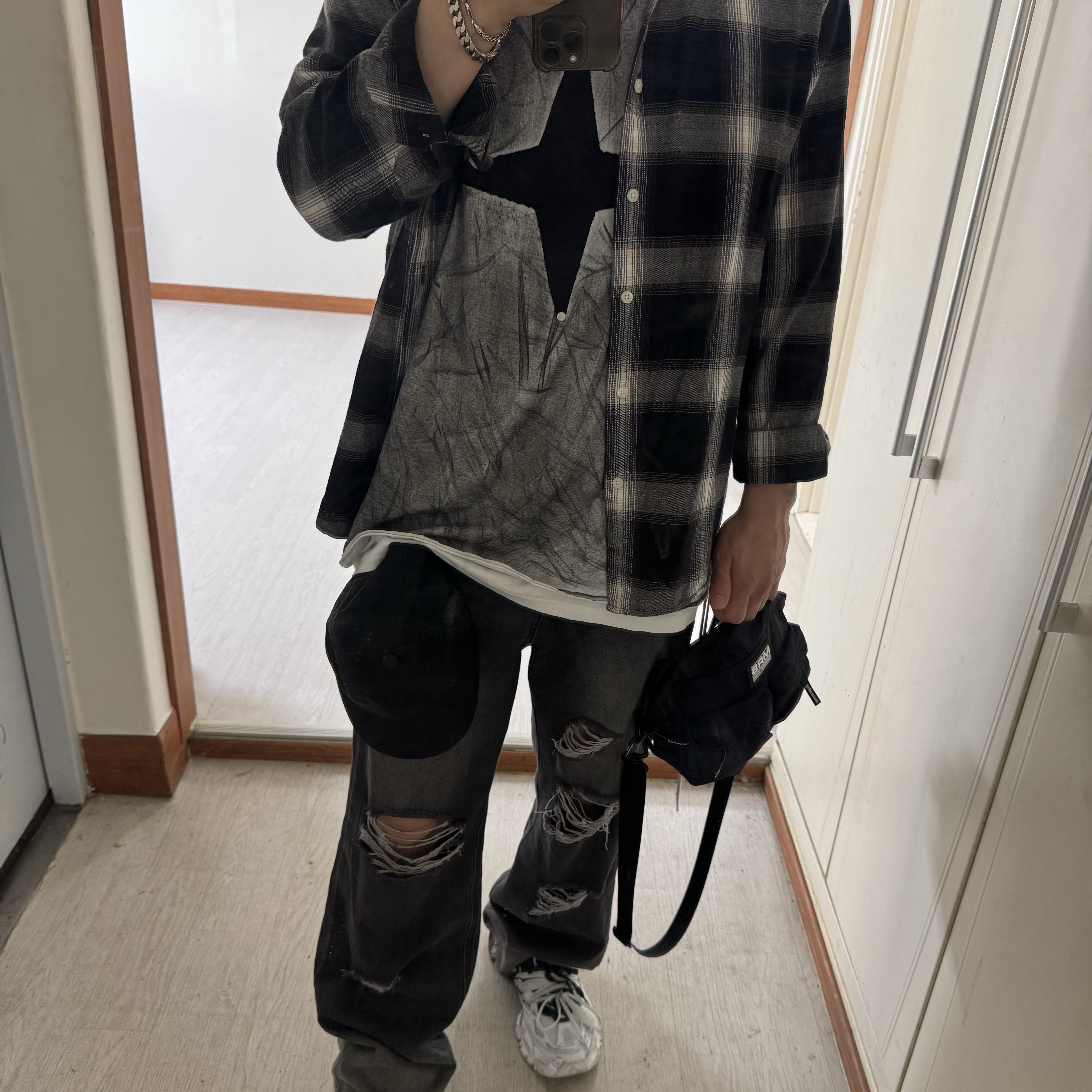 Supreme x Martine Rose Mini Duffle Bag Black - 24FW, Flavorism Grunge Destroyed Washed Denim Pants Black 착용 스타일 - 1