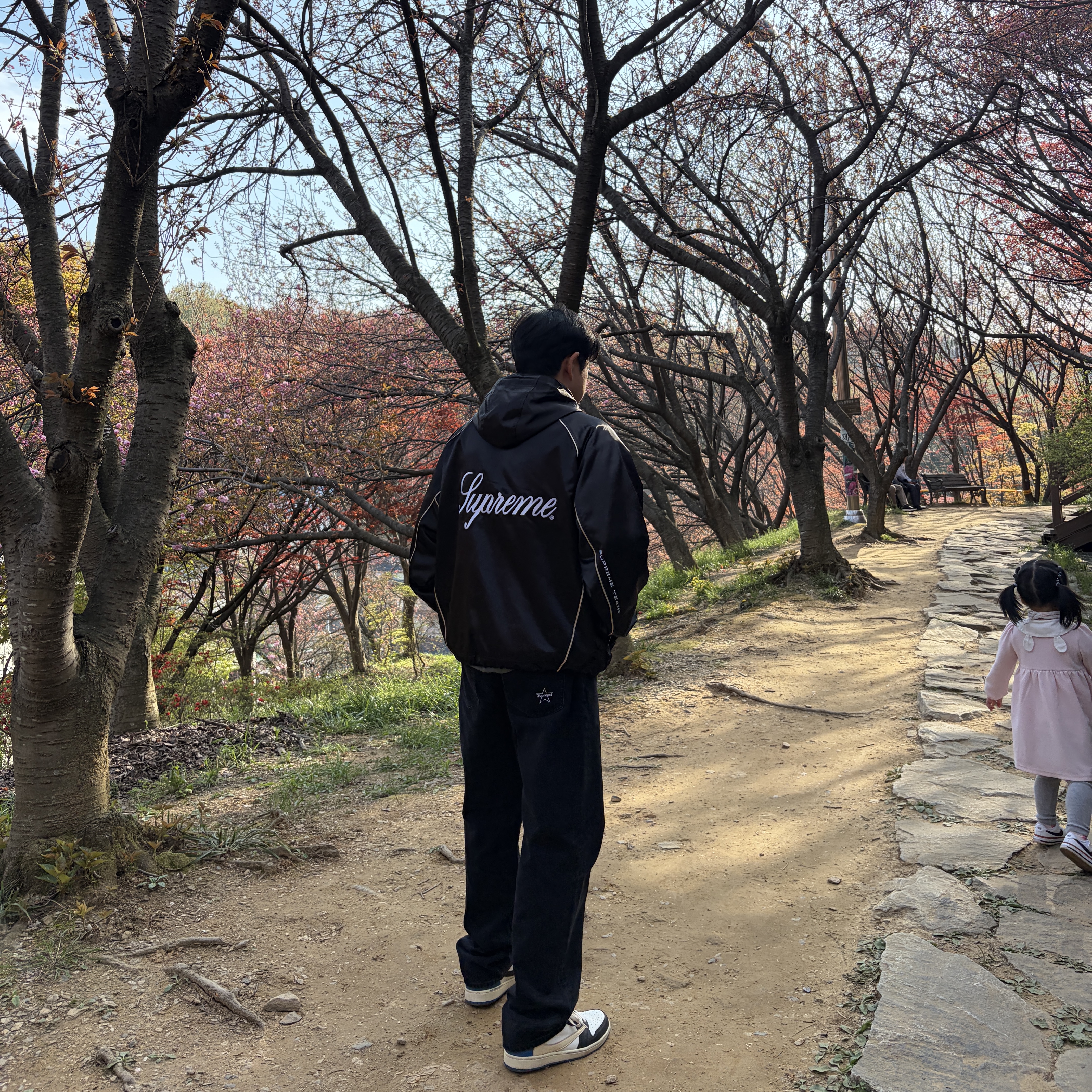Supreme Satin Hooded Track Jacket Black - 24SS, Jordan 1 x Travis Scott x Fragment Retro Low OG SP Military Blue 착용 스타일 - 2