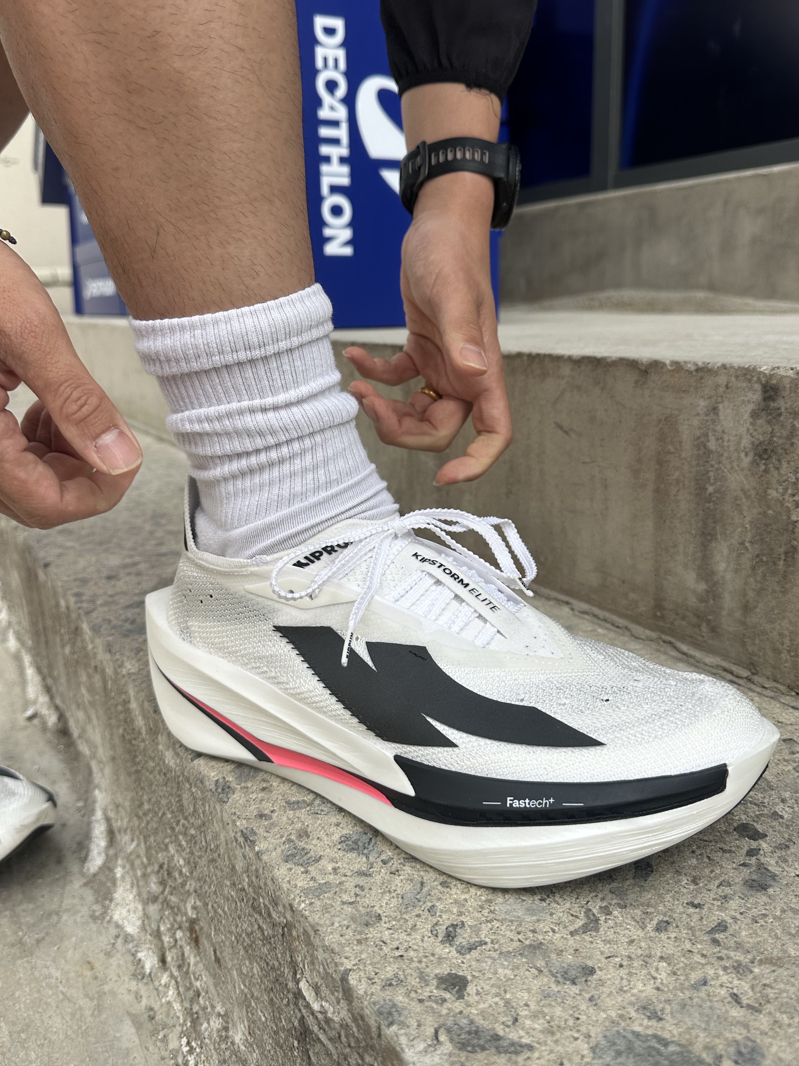 DECATHLON Kiprun Men's Carbon Racing Shoes Kiprun KD900X Elite Ultra White, DECATHLON Men's Running Wind Jacket Run 100 Smoke Black 착용 스타일 - 6