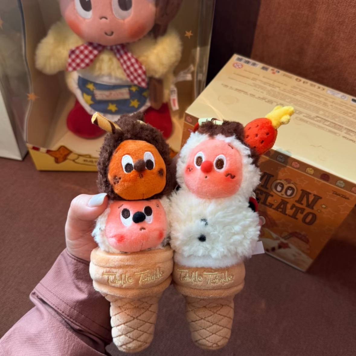 Pop Mart Moon Gelato Series Gelato Snowman Gelato Pendant, Pop Mart Moon Gelato Series Gelato Double Scoop Gelato Pendant 착용 스타일