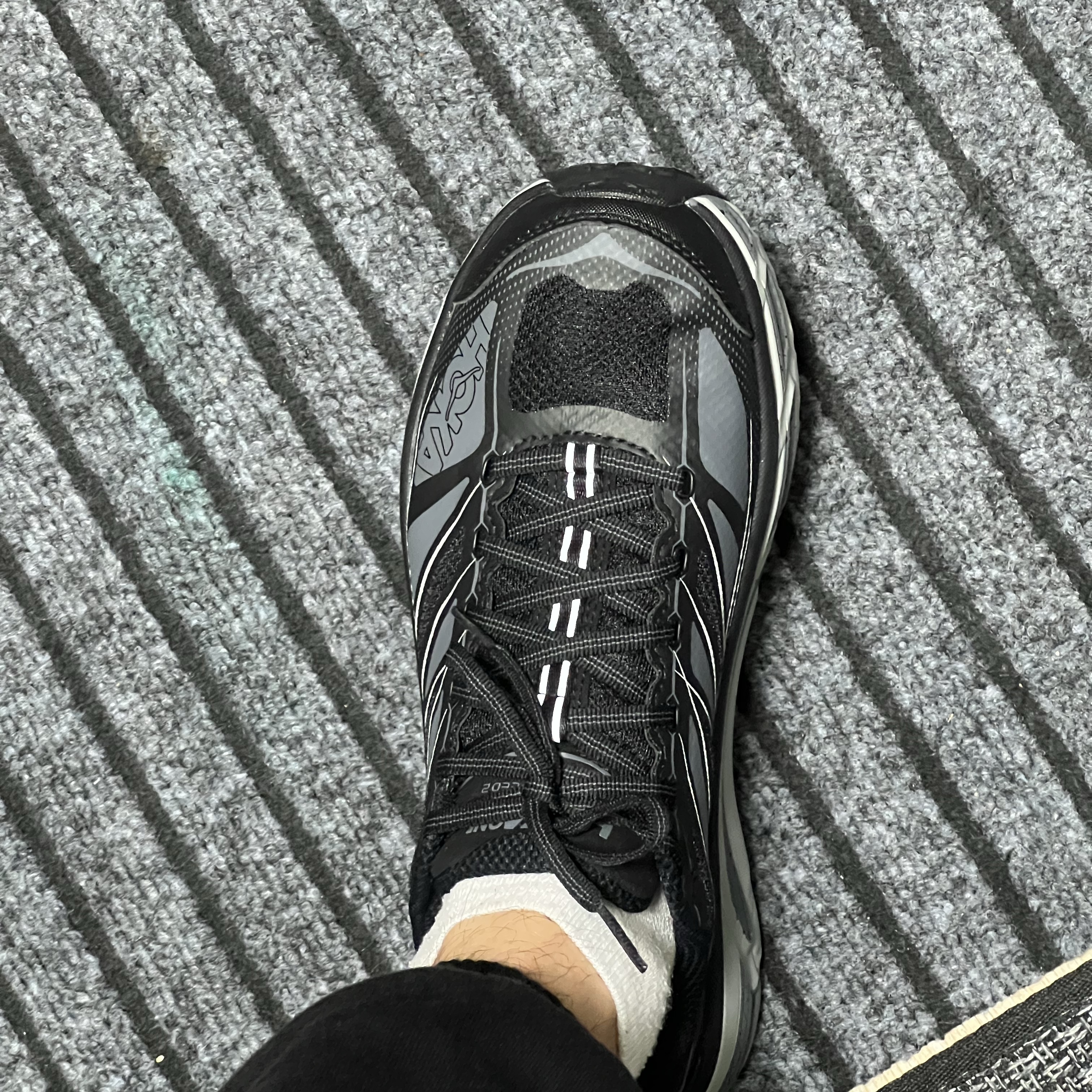 Hoka Mafate Speed 2 Black Castlerock 착용 스타일 - 1