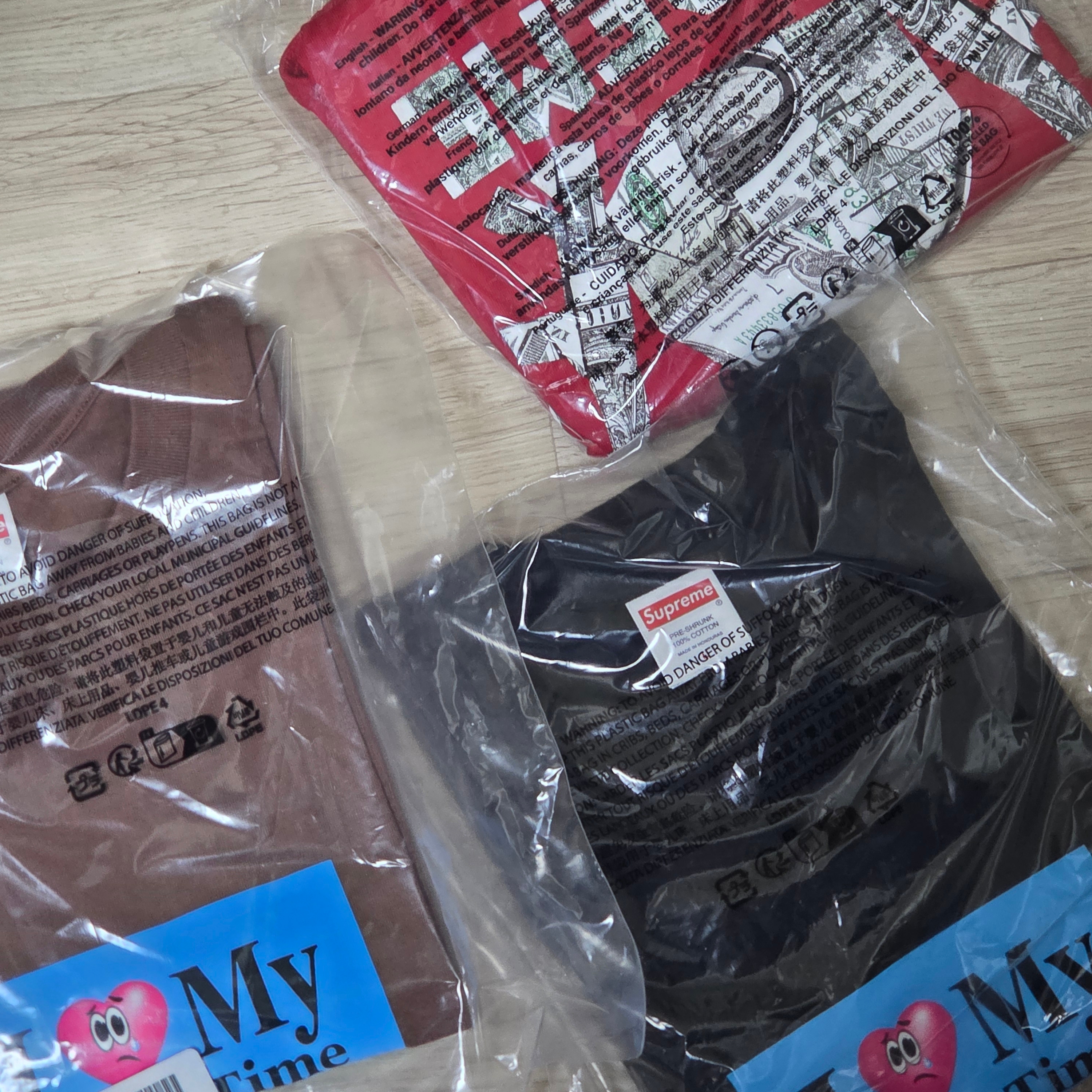 Supreme Origami T-Shirt Navy - 26SS, Supreme Alone Time T-Shirt Black - 26SS 착용 스타일 - 3