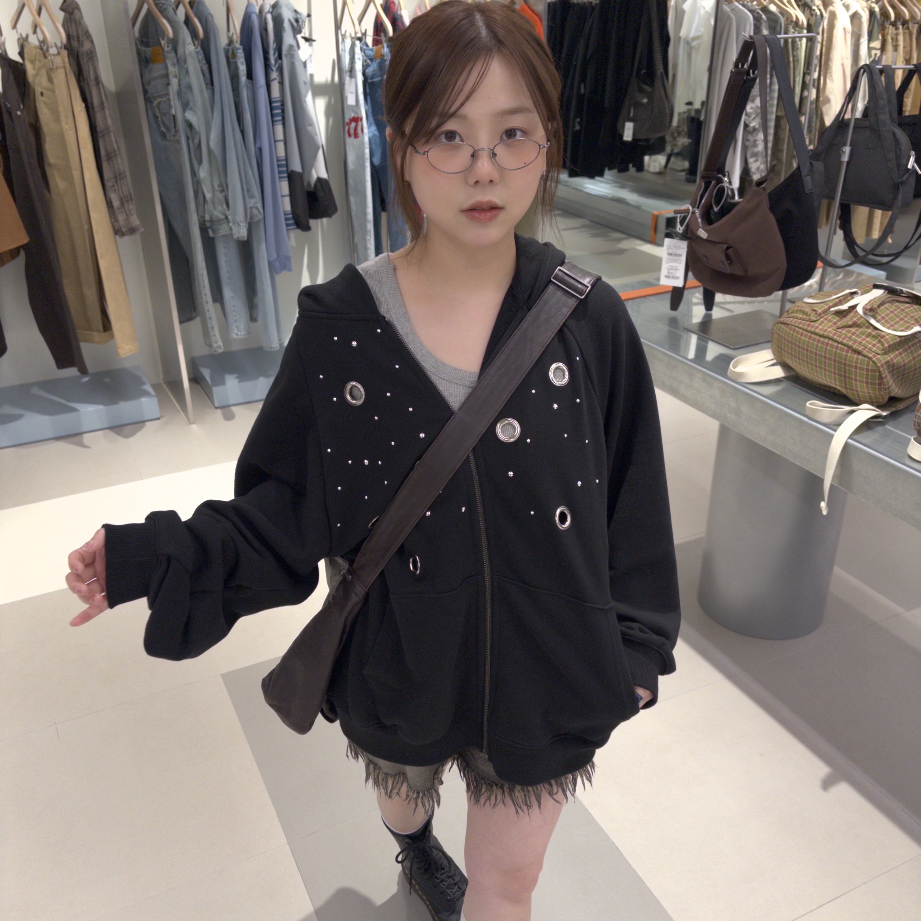 (W) Dr. Martens 1490 Virginia Black 착용 스타일 - 4