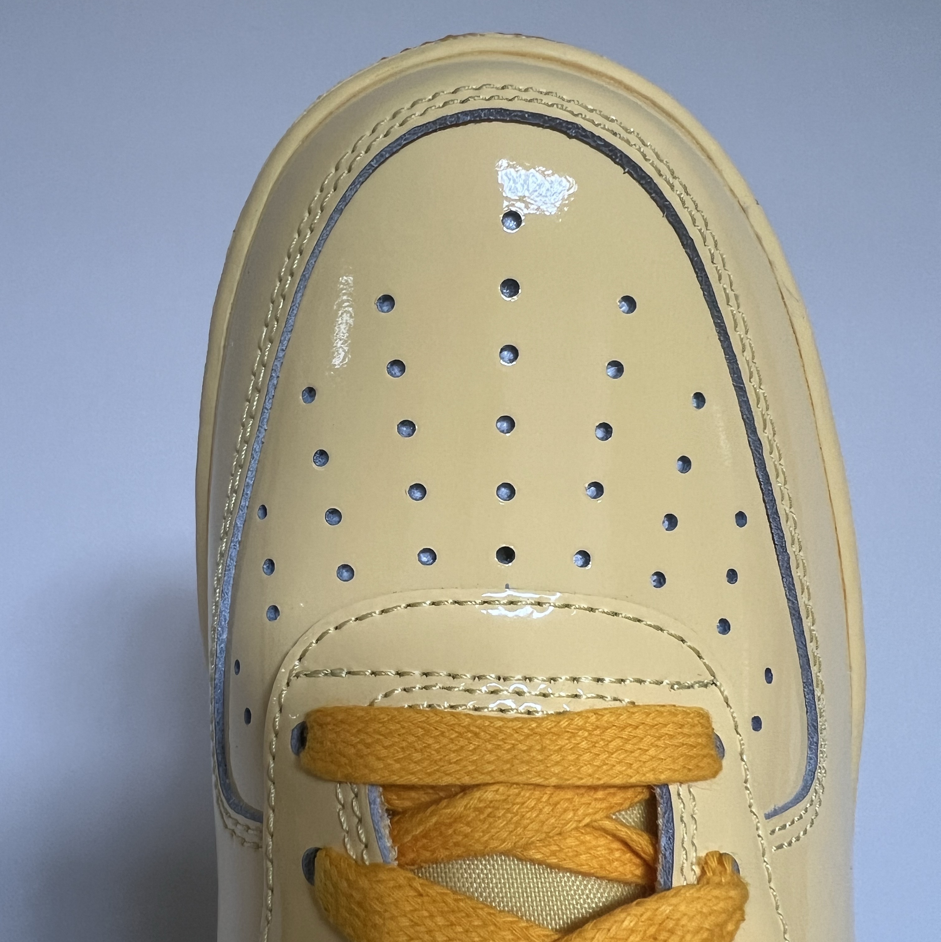 Nike Air Force 1 Low Topaz Gold and Light Laser Orange 착용 스타일 - 4