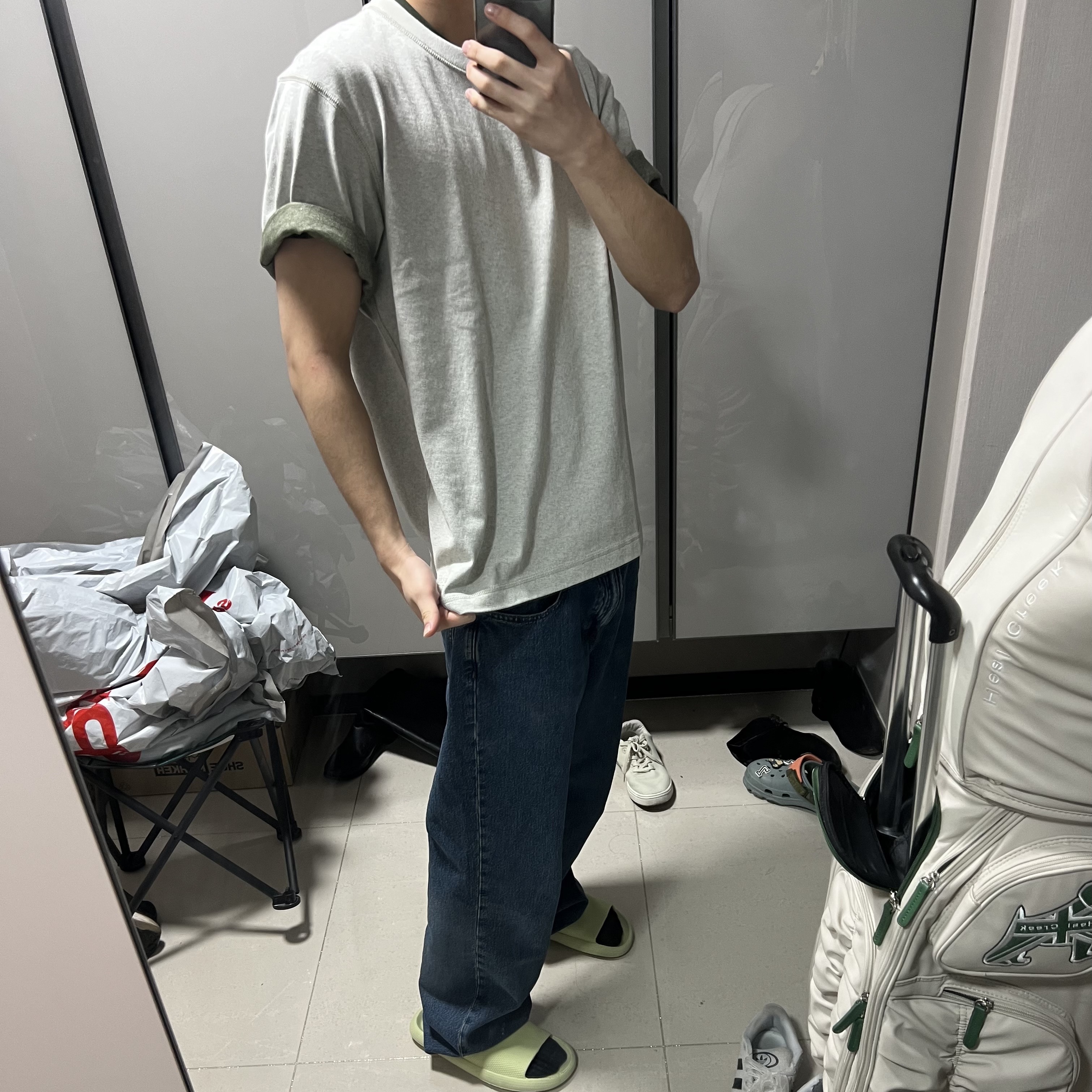 (W) Nike Calm Slide Barely Volt, Uniqlo x JW Anderson Bi-Color T-Shirt Natural 착용 스타일