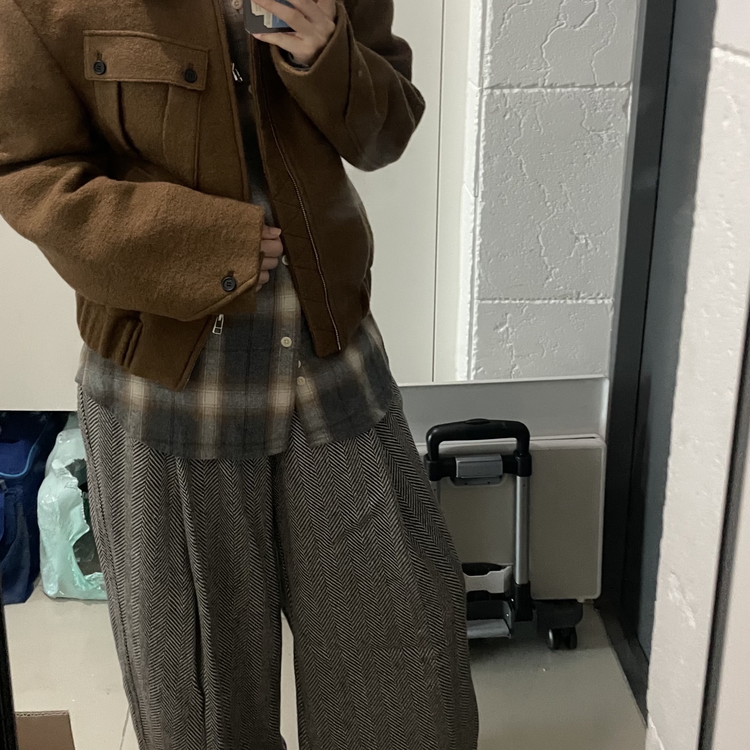 Waviness Back Leather Cinch Back Two Tuck Trousers Grey Herringbone 착용 스타일