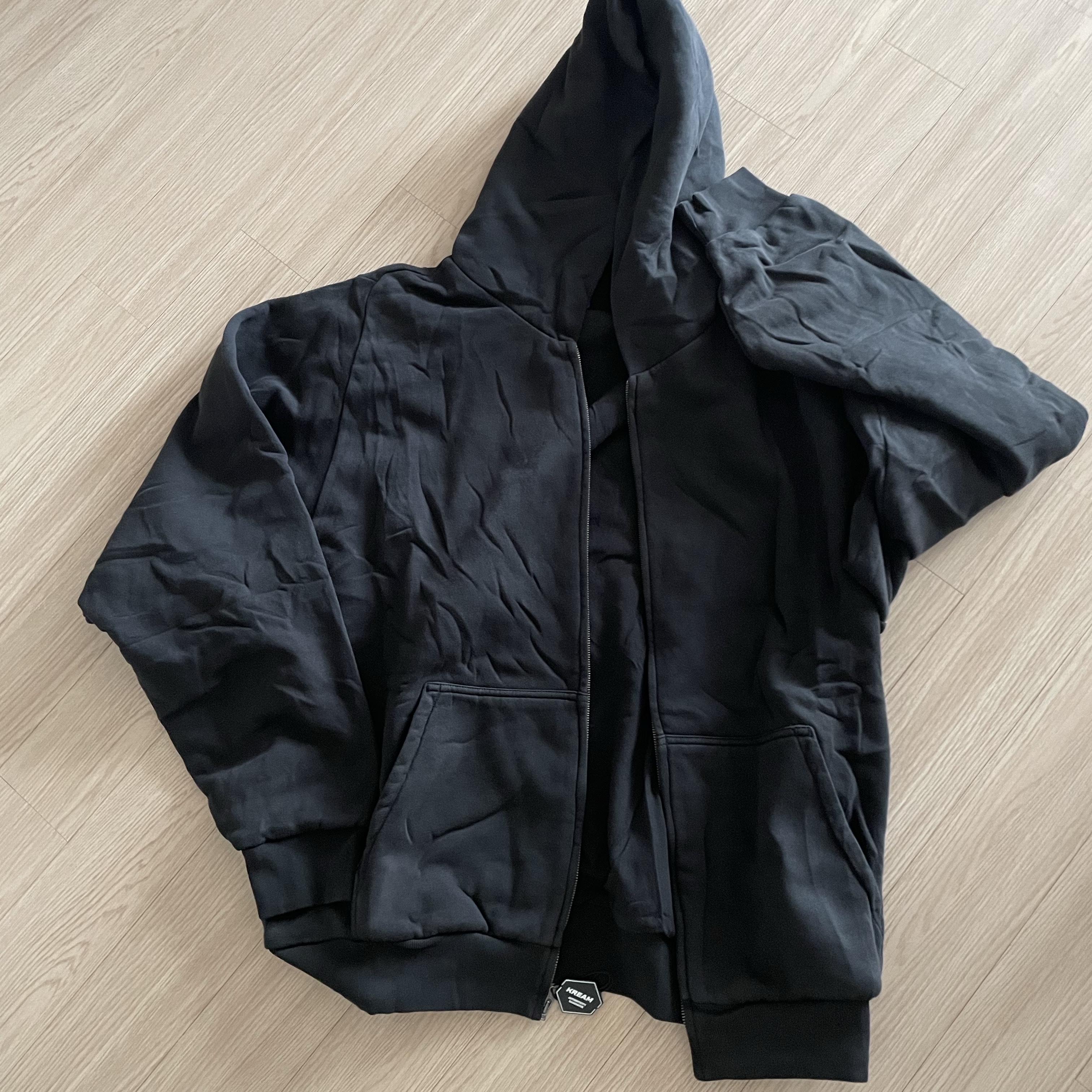Yeezy YZY Zip-Up Hoodie Black 착용 스타일 - 2