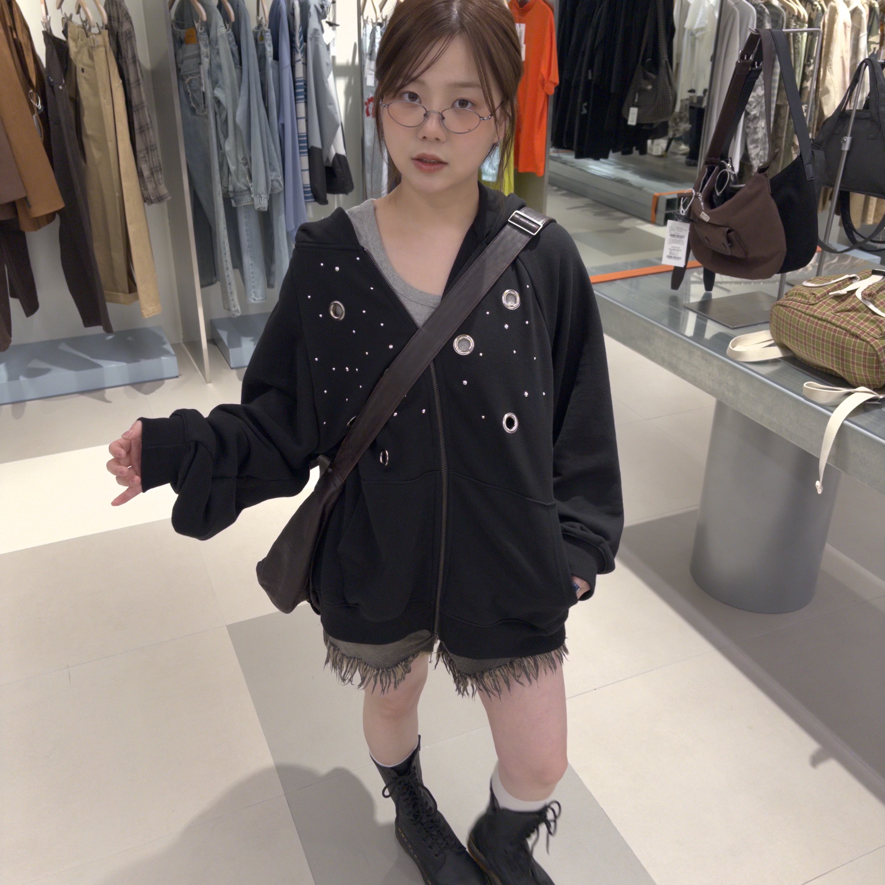 (W) Dr. Martens 1490 Virginia Black 착용 스타일 - 5