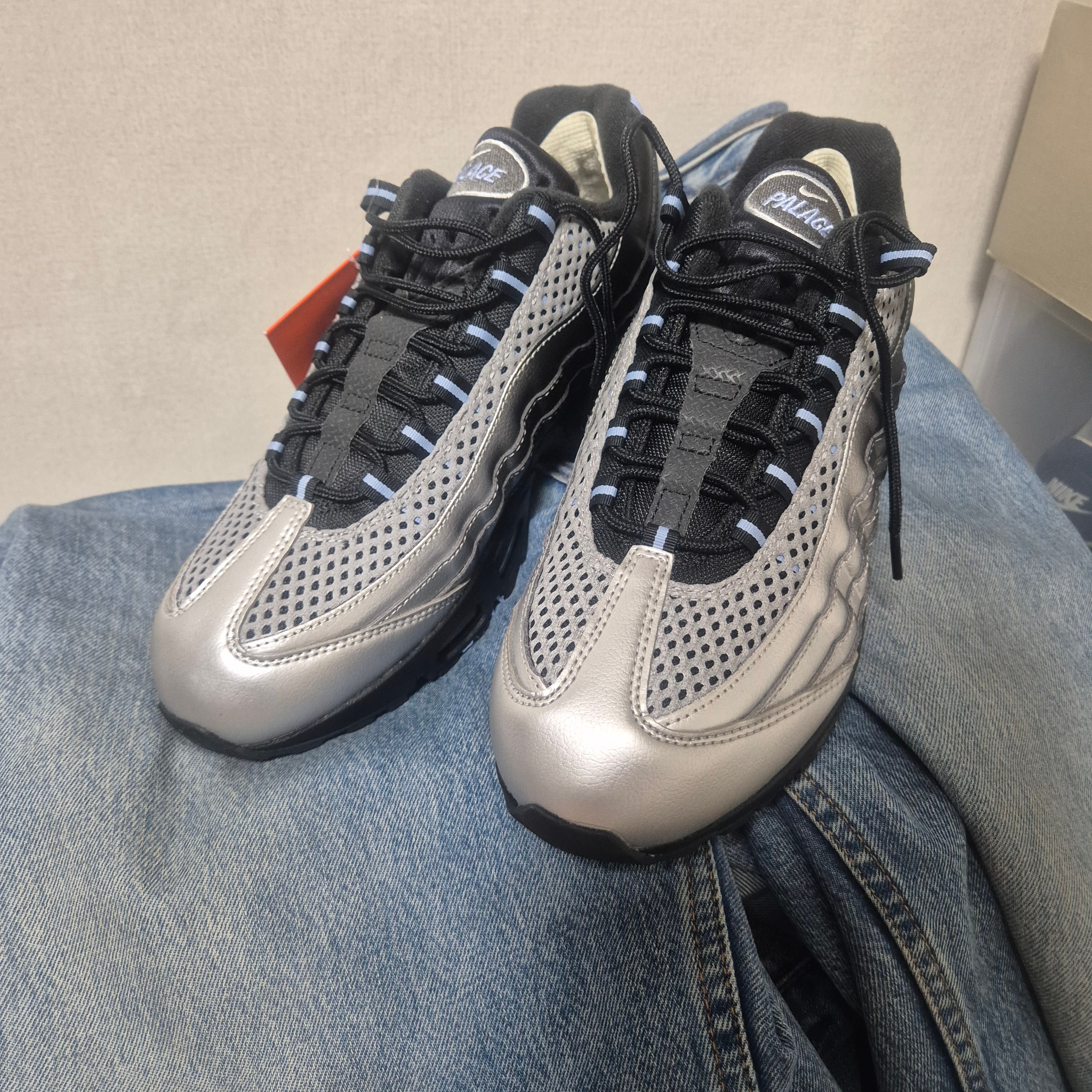 Nike x Palace Air Max 95 Metallic Silver Aluminum 착용 스타일 - 1