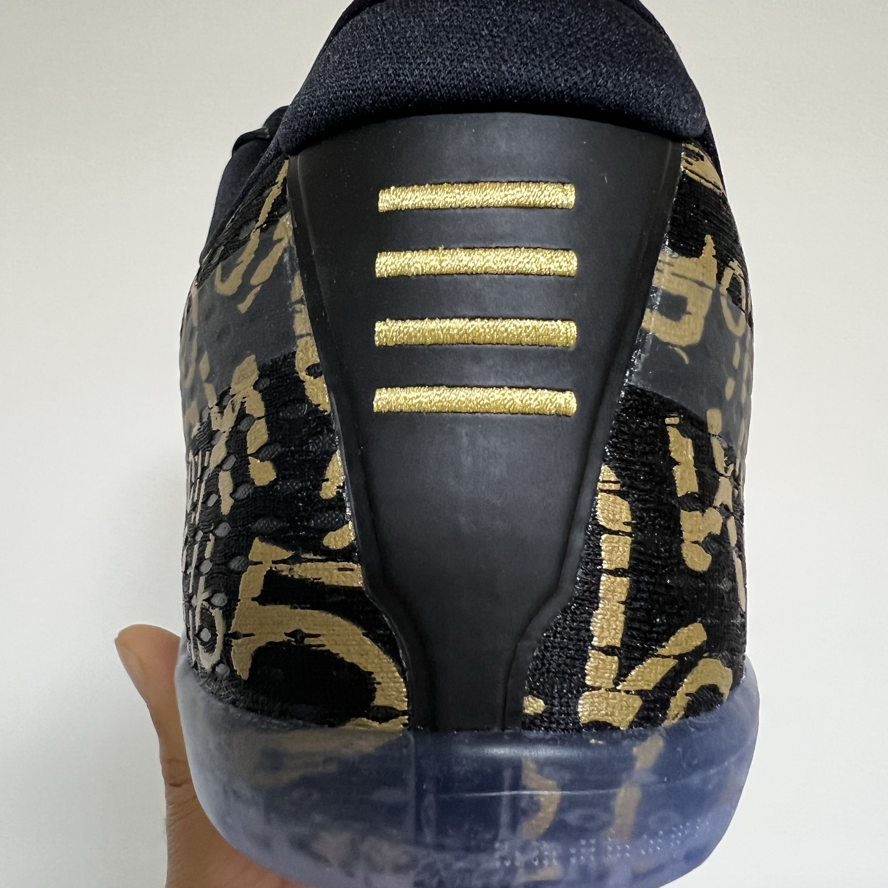 Nike Kobe 11 Protro Black and Metallic Gold 착용 스타일 - 3