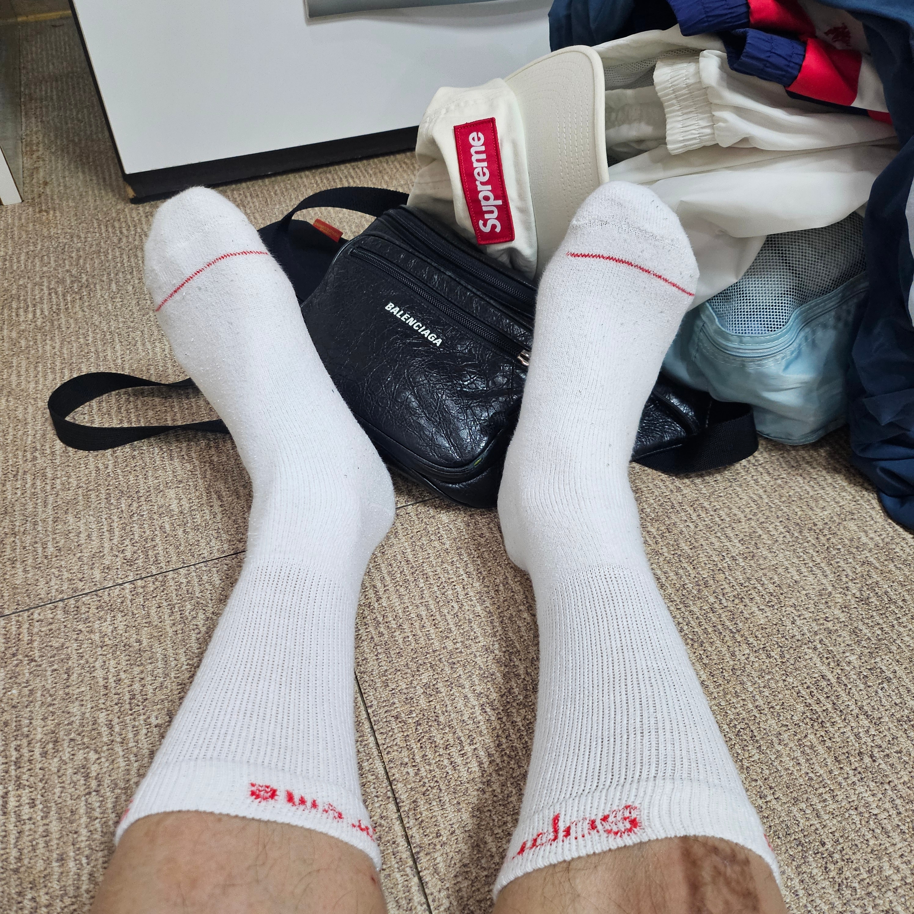 Supreme Hanes Crew Socks White (4 Pack), Balenciaga Explorer Beltpack Black 착용 스타일