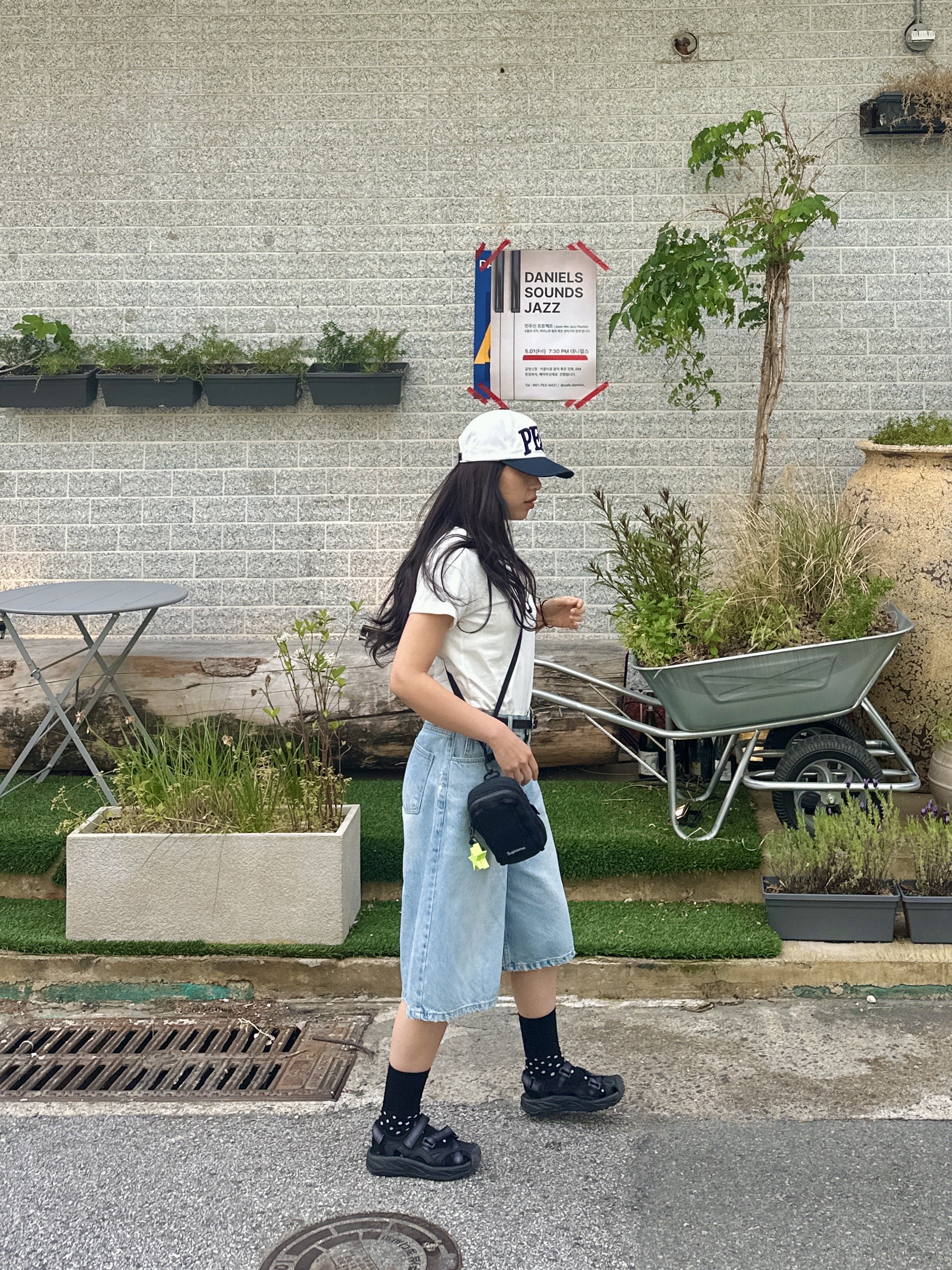 Supreme Camera Bag + Mini Pouch Black - 25SS, (W) A.P.C. x Fuglen T-Shirt Ivory 착용 스타일 - 1