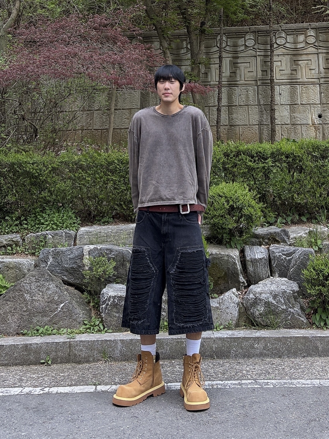 [KREAM 단독] NOMANUAL Destroyed Bermuda Pants Washed Black, SOULESURES BOLD BELUGA Dune Camel 착용 스타일 - 1
