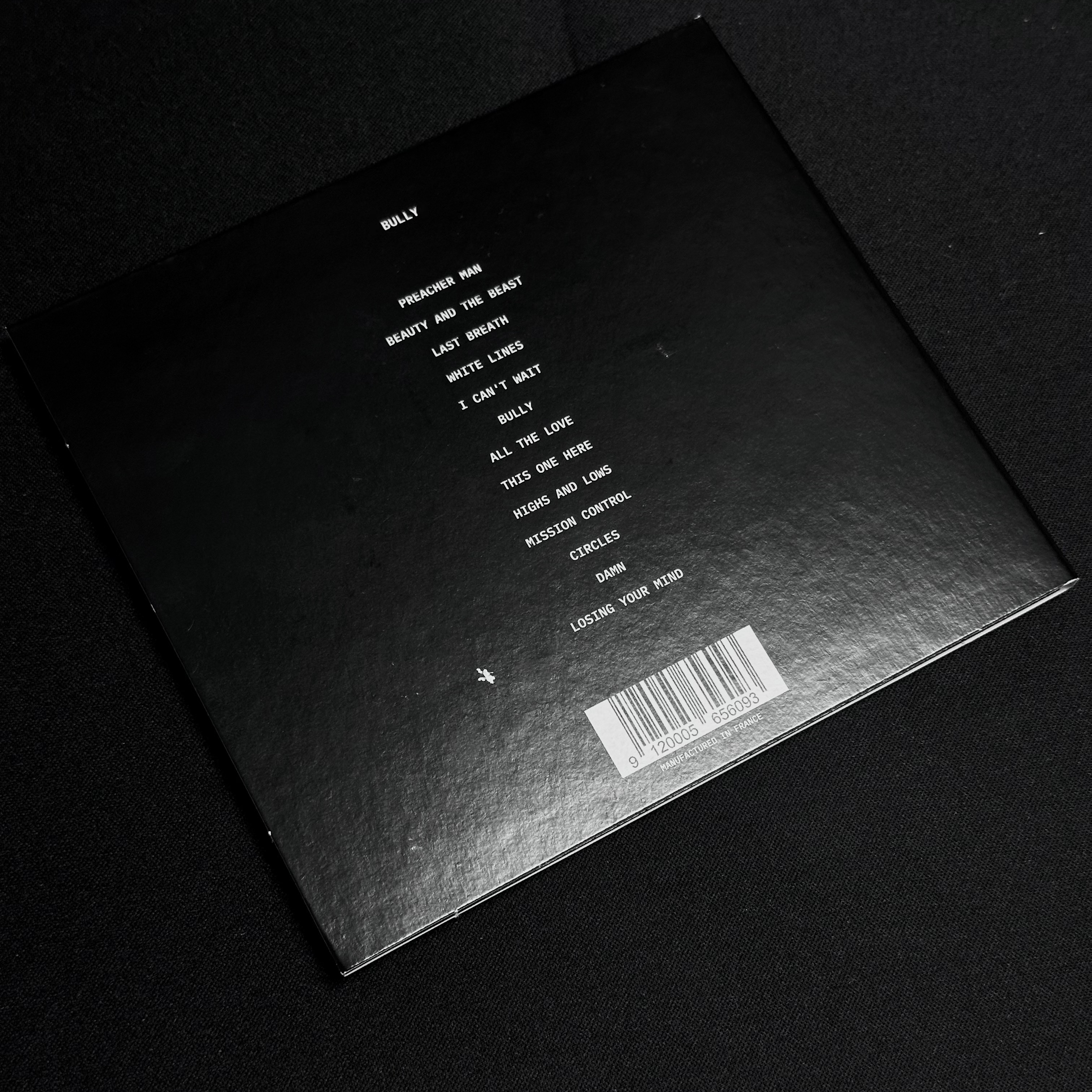Ye Bully Signed CD Black 착용 스타일 - 3