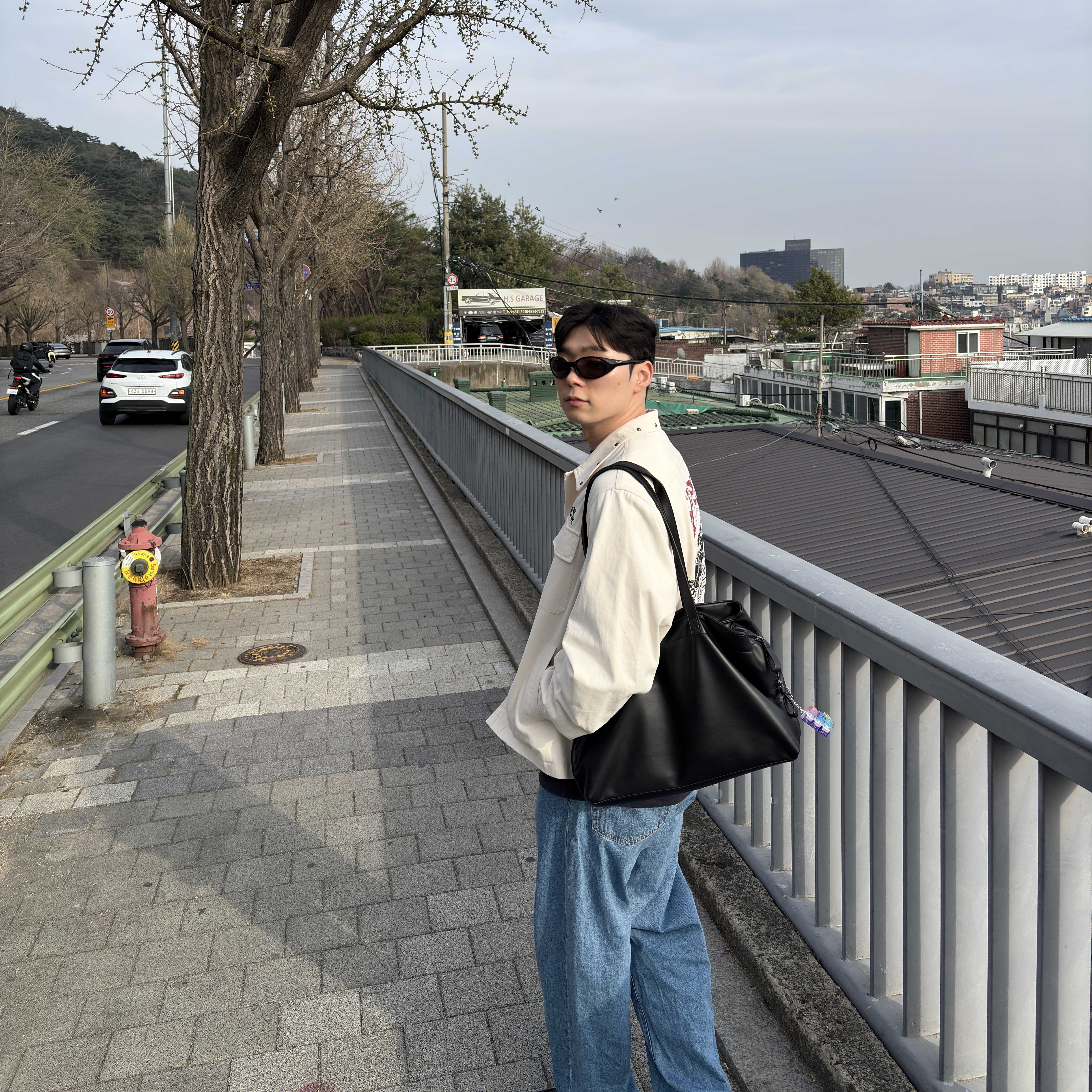 Carhartt WIP Landon Pant Blue Heavy Stone Wash, Oakley Eye Jacket Redux Matte Black Frame Prizm Grey Lenses High Bridge Fit 착용 스타일 - 1