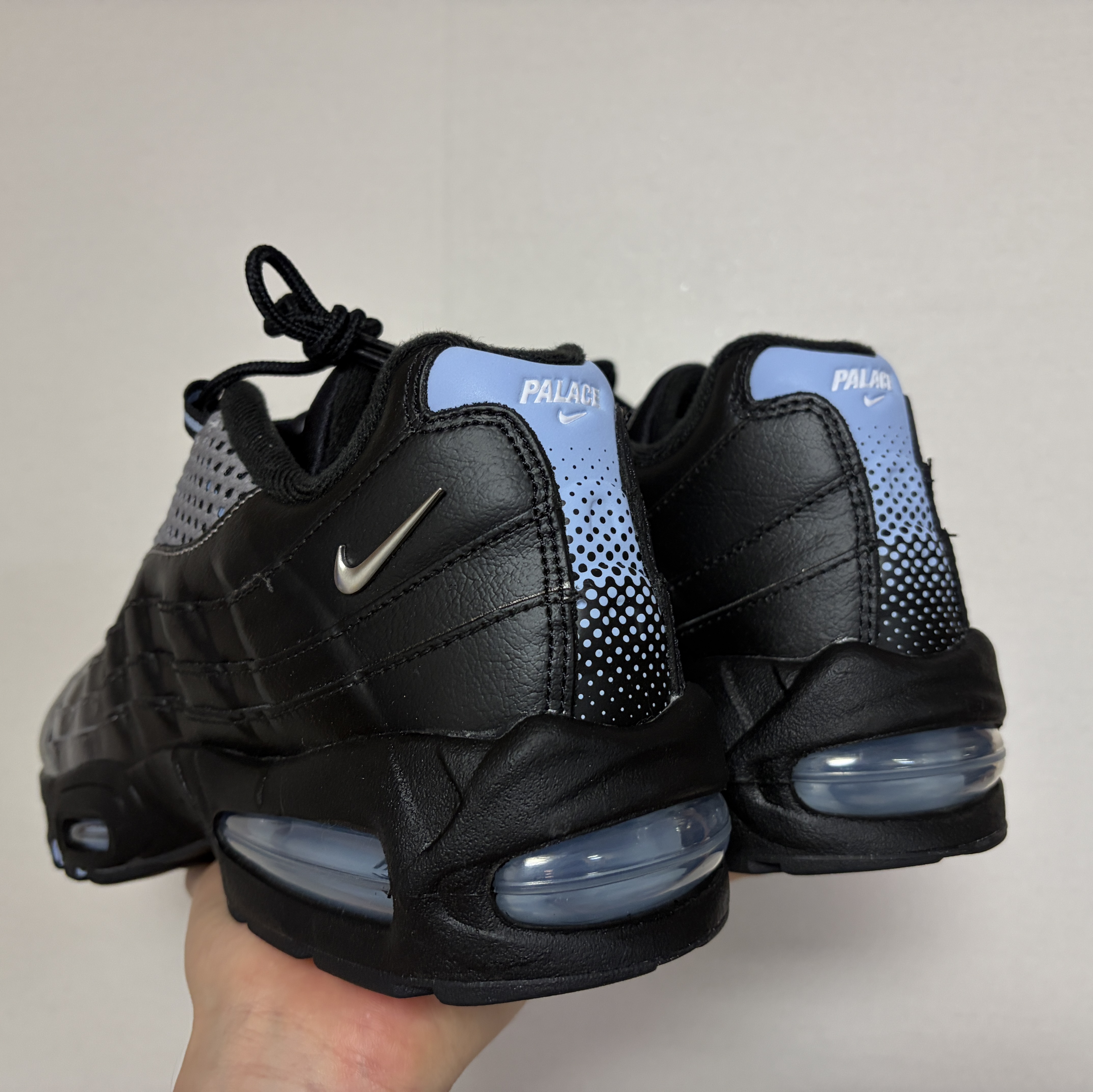 Nike x Palace Air Max 95 Metallic Silver Aluminum 착용 스타일 - 3