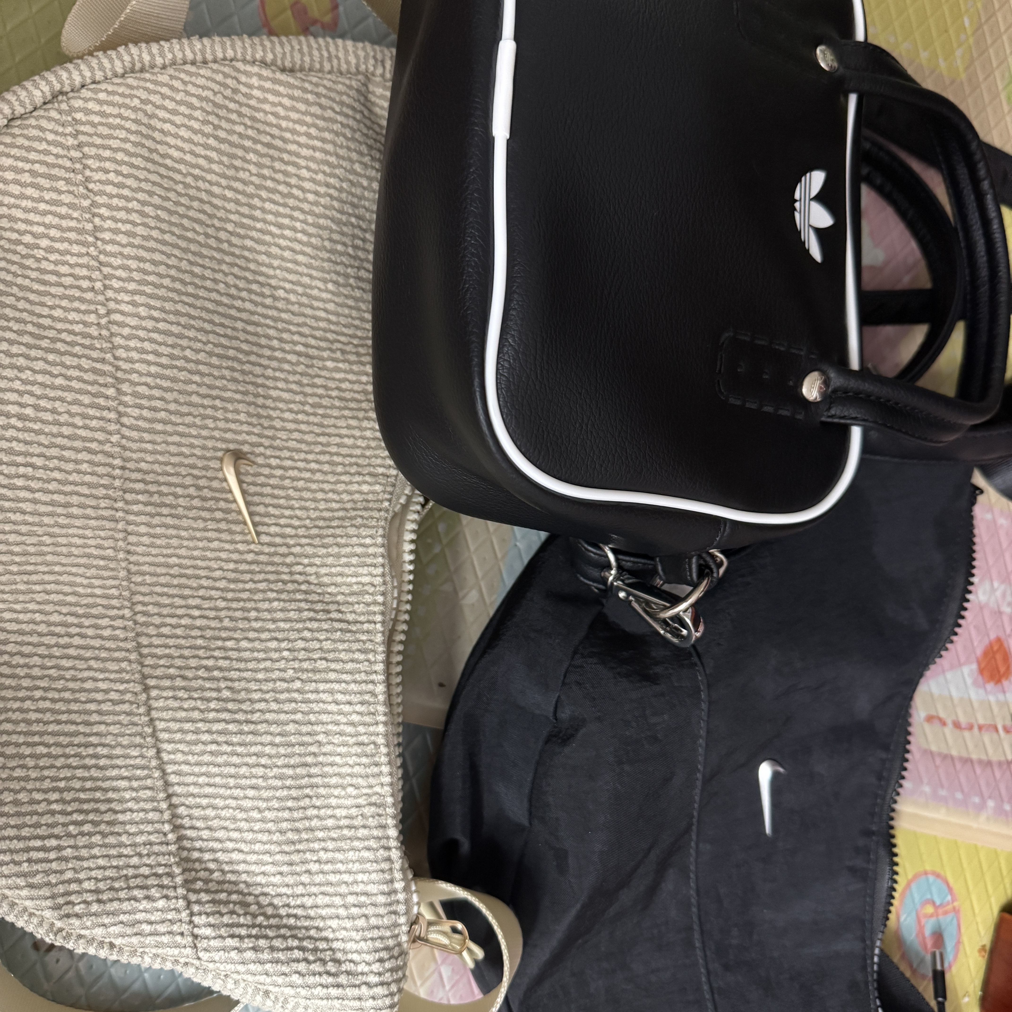 Nike Aura Crescent Crossbody Bag 4L Light Khaki Light Transparent Gold 착용 스타일