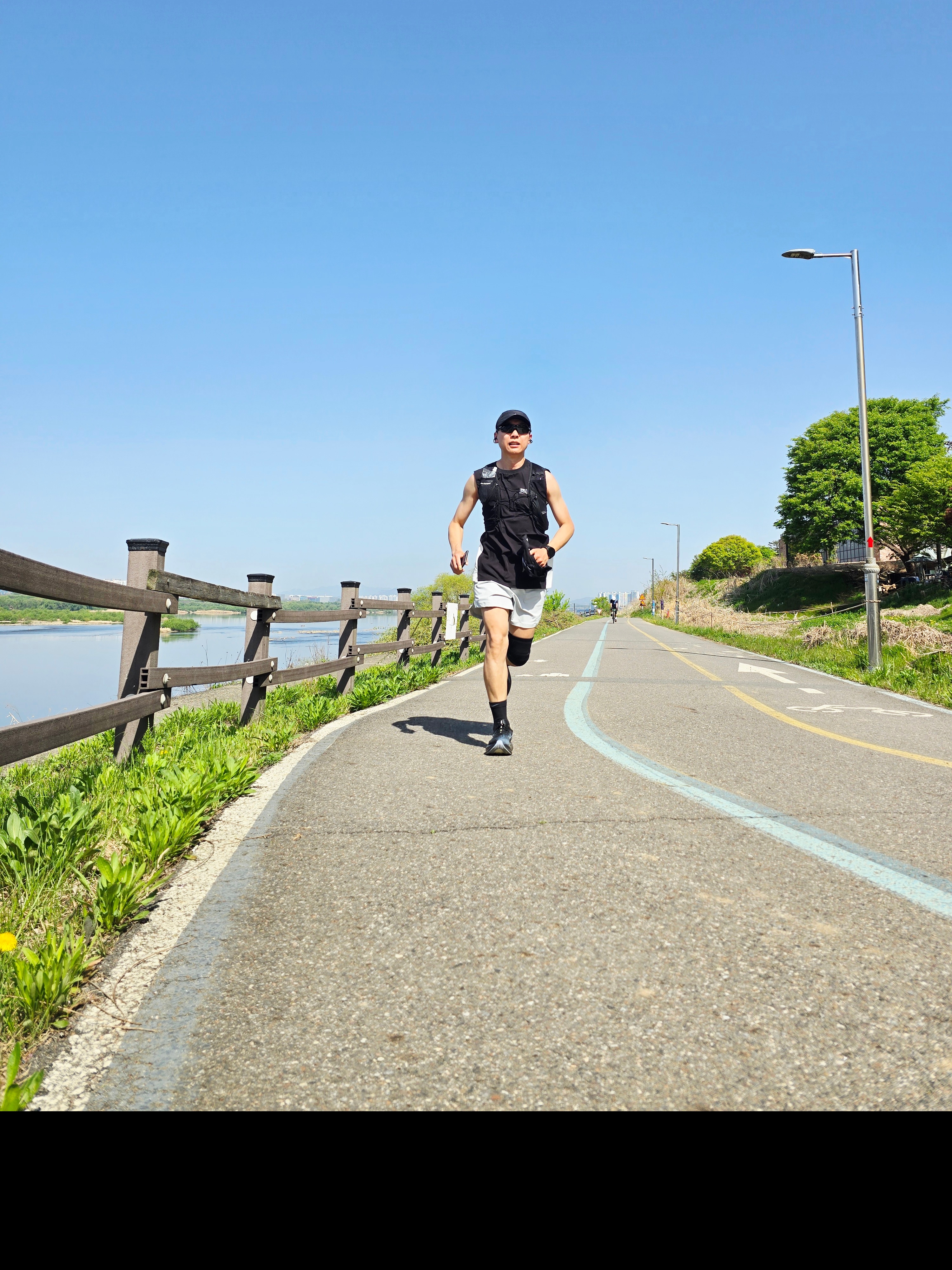 [KREAM 단독] runwhither Colourway Singlet Black, Asics Megablast Black White 착용 스타일 - 1