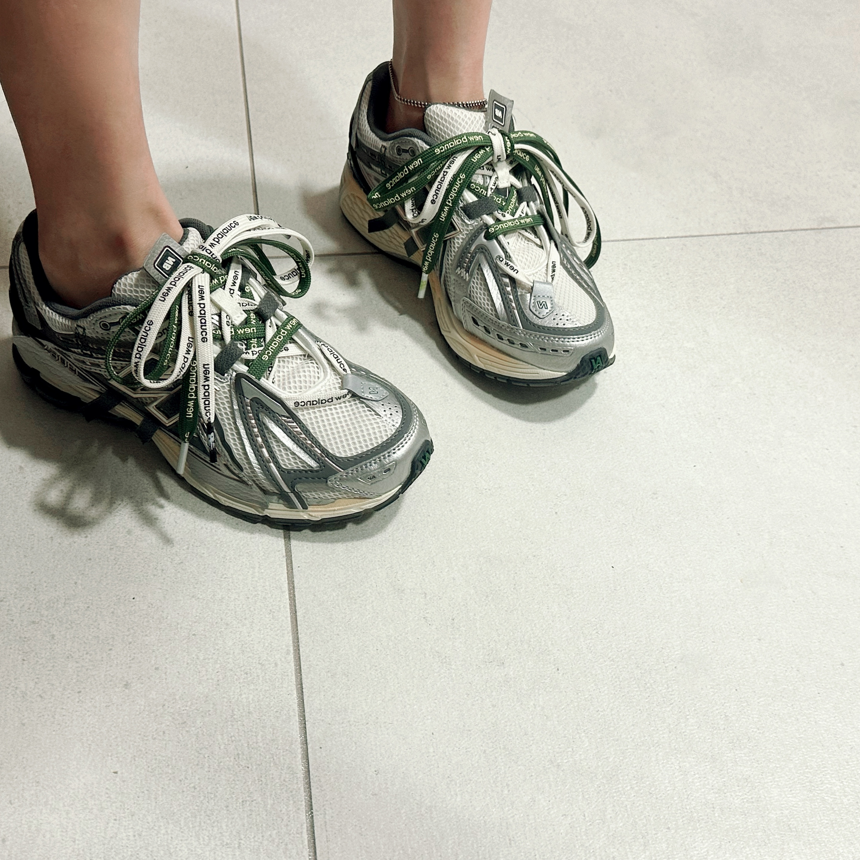 New Balance 1906A Silver Metallic Castlerock 착용 스타일
