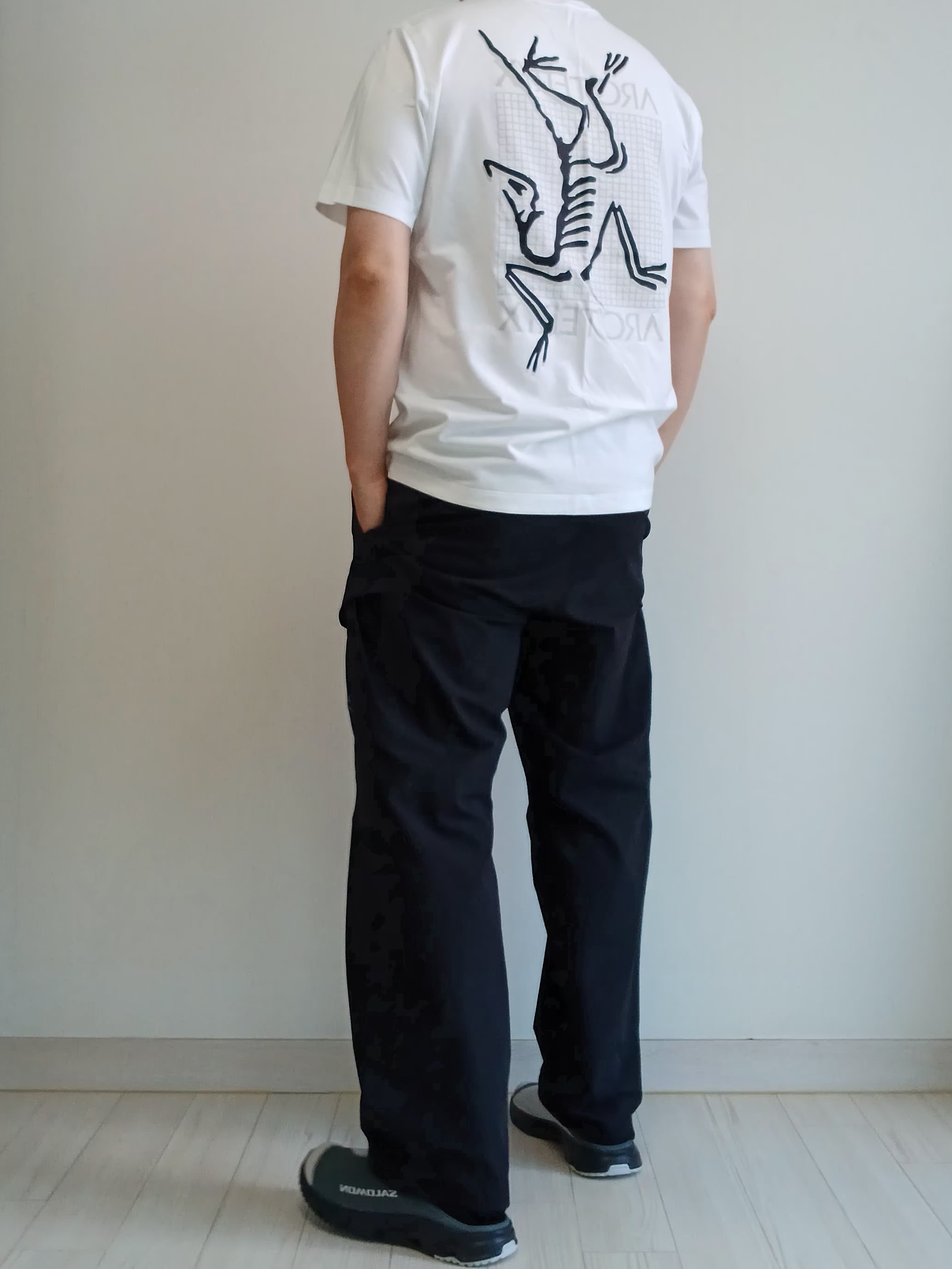Arc'teryx Arc'Multi Bird Logo SS T-Shirt White Light, Arc'teryx Rampart Pants Black 착용 스타일 - 1