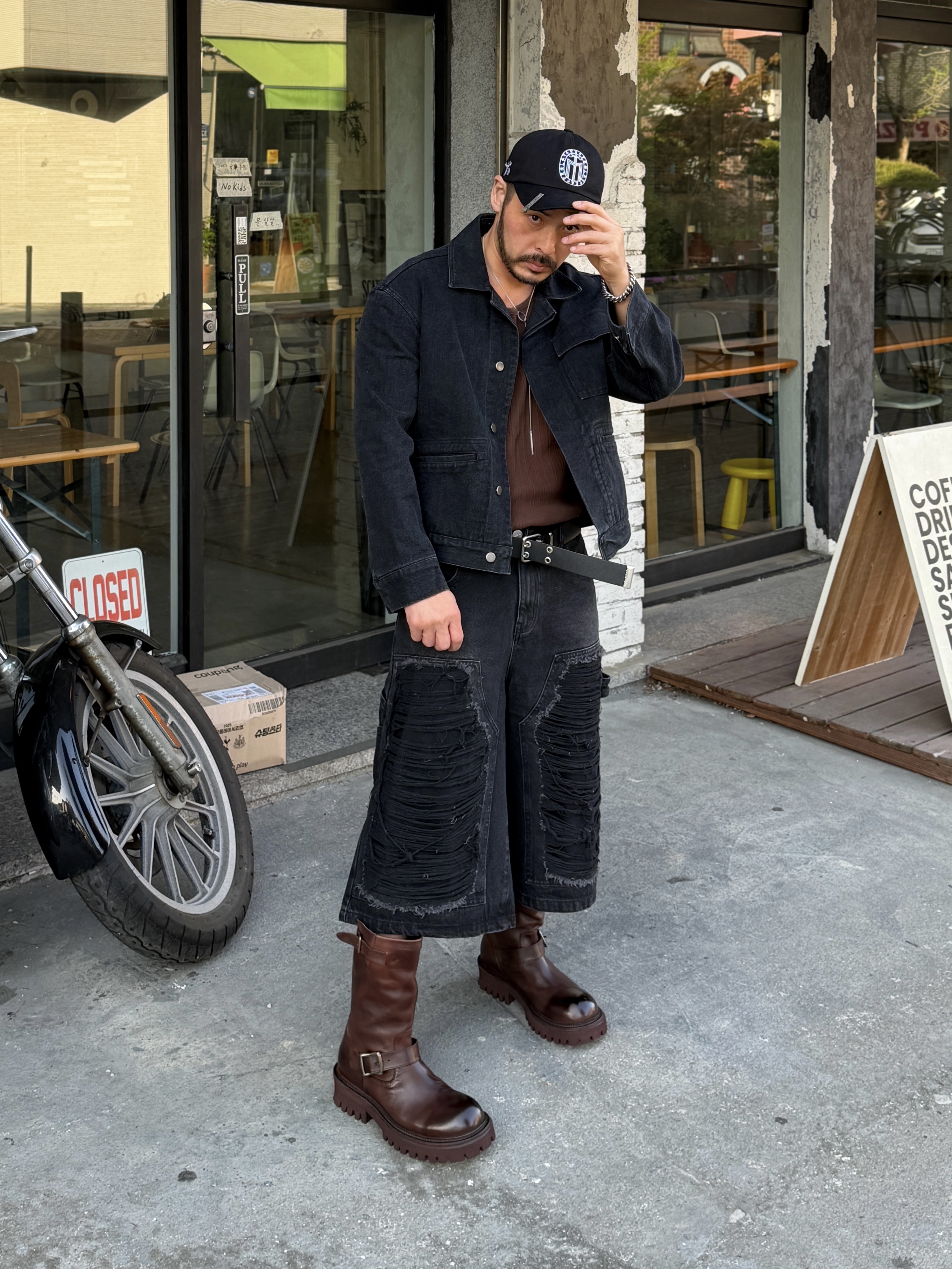 [KREAM 단독] NOMANUAL Destroyed Bermuda Pants Washed Black 착용 스타일 - 3