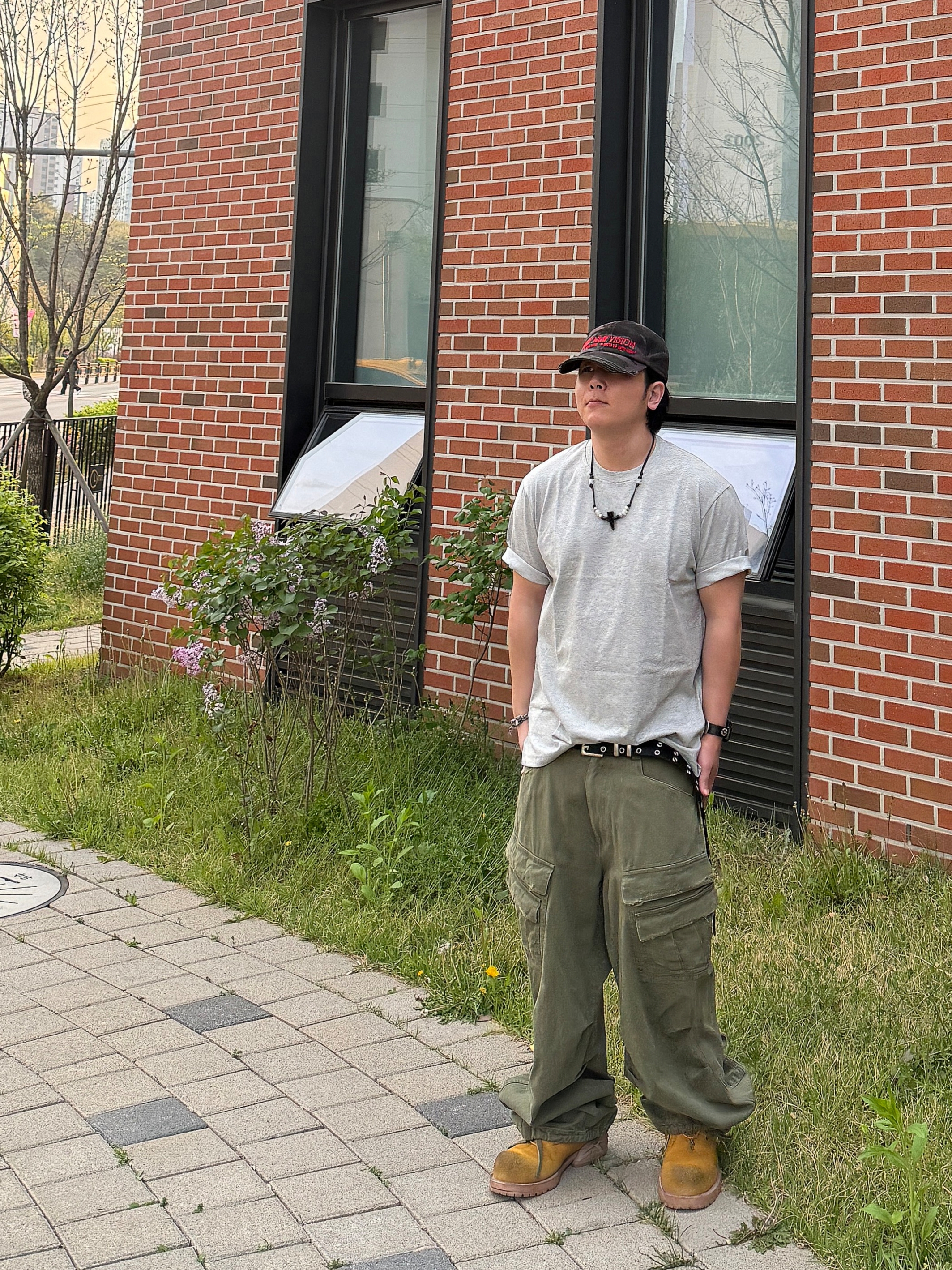 Nonnod Double Pocket Cargo Pants Vintage khaki, Nonnod Double Pocket Cargo Pants Vintage Khaki 착용 스타일 - 1
