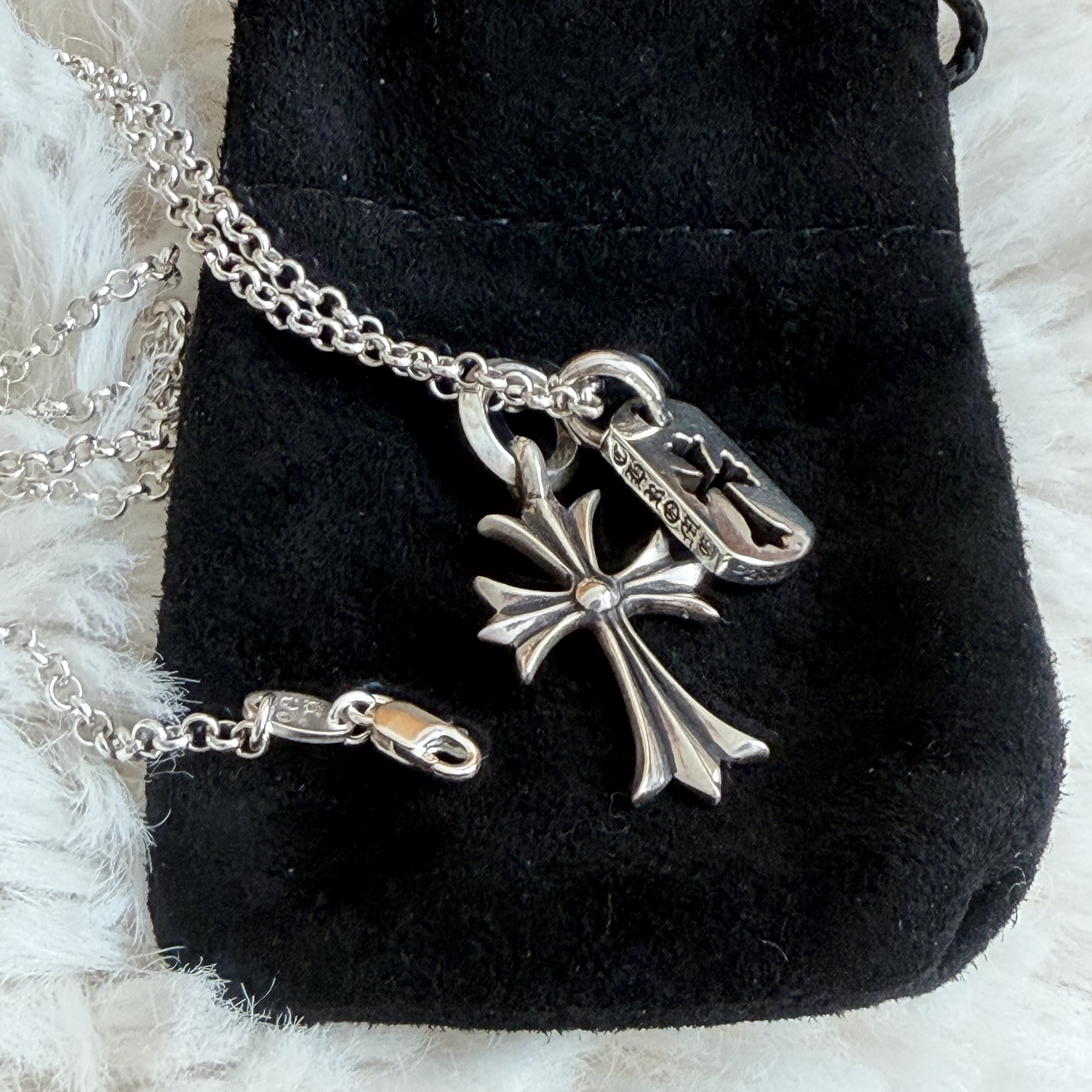 Chrome Hearts Dog Tag Tiny Cut Out Cross Pendant Silver, Hansroom Chrome Hearts Tiny CH cross Charm 착용 스타일