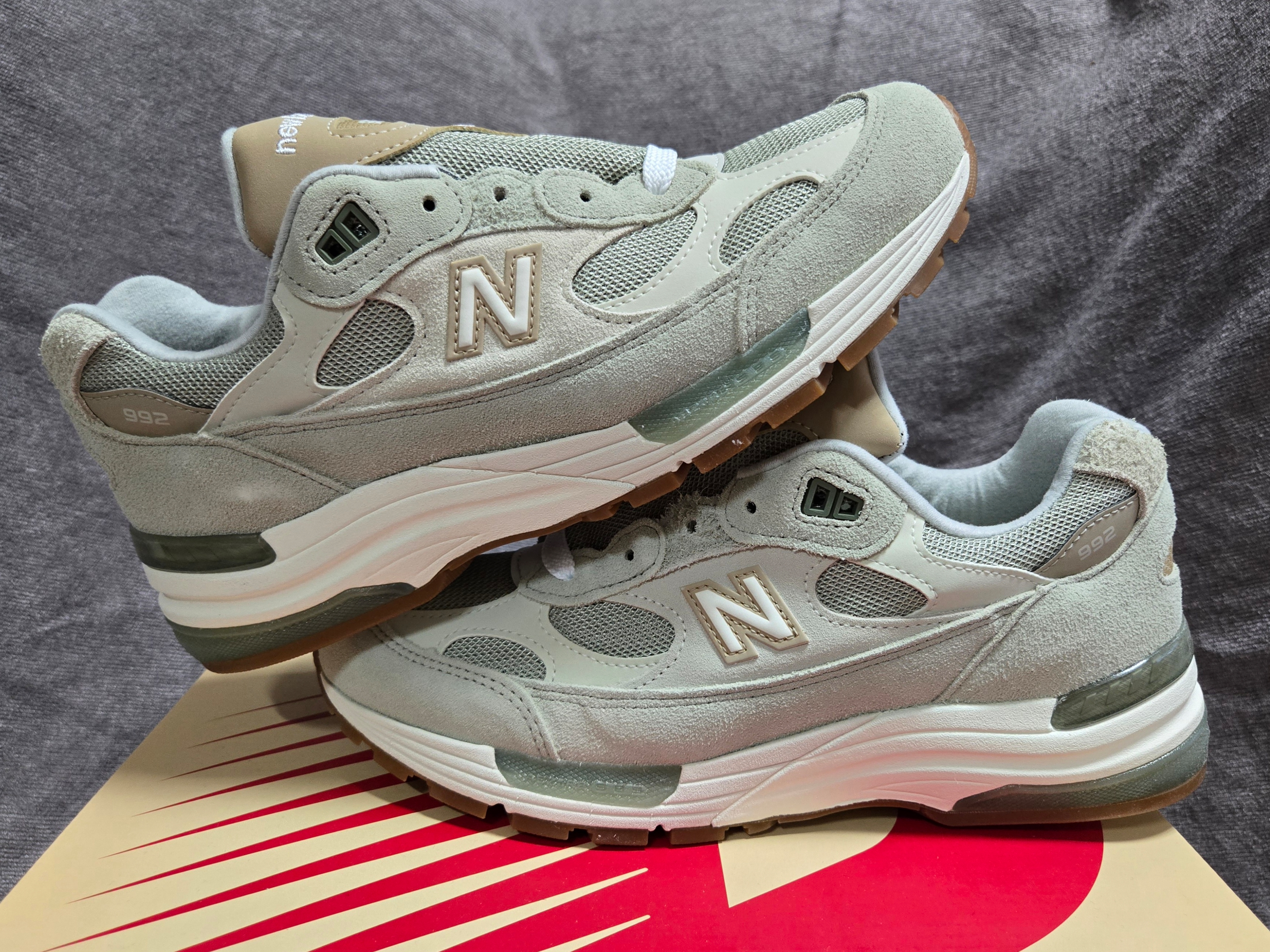 New Balance x Teddy Santis 992 Made in USA Olivine Incense 착용 스타일 - 1
