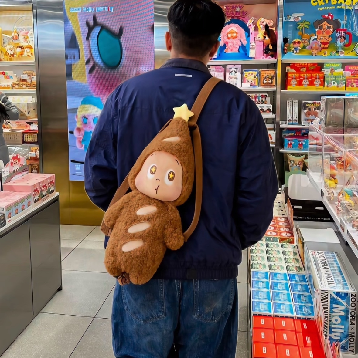 Pop Mart Moon Gelato Series Baguette Bag 착용 스타일