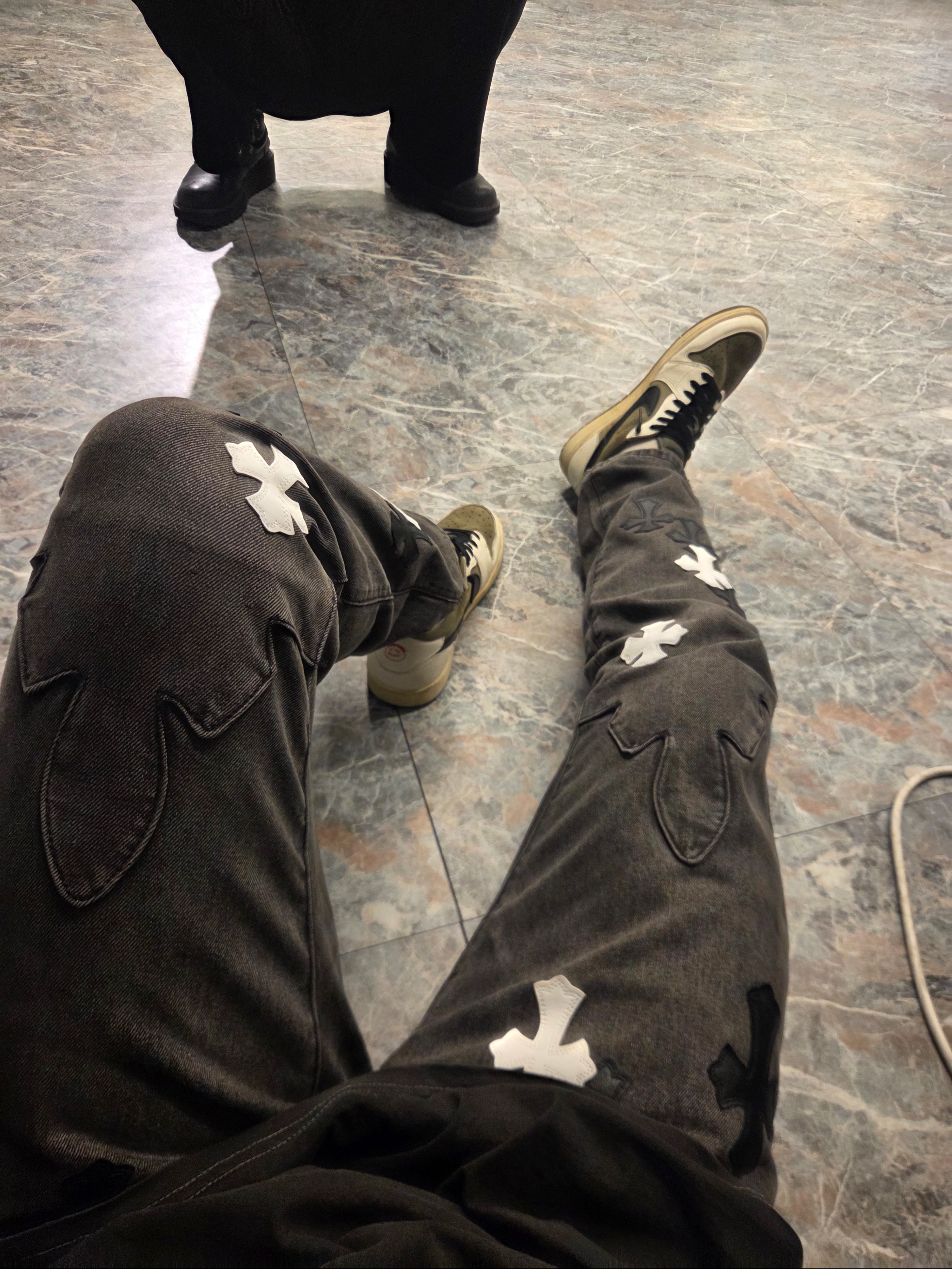 Jordan 1 x Travis Scott Retro Low OG SP Reverse Olive 착용 스타일
