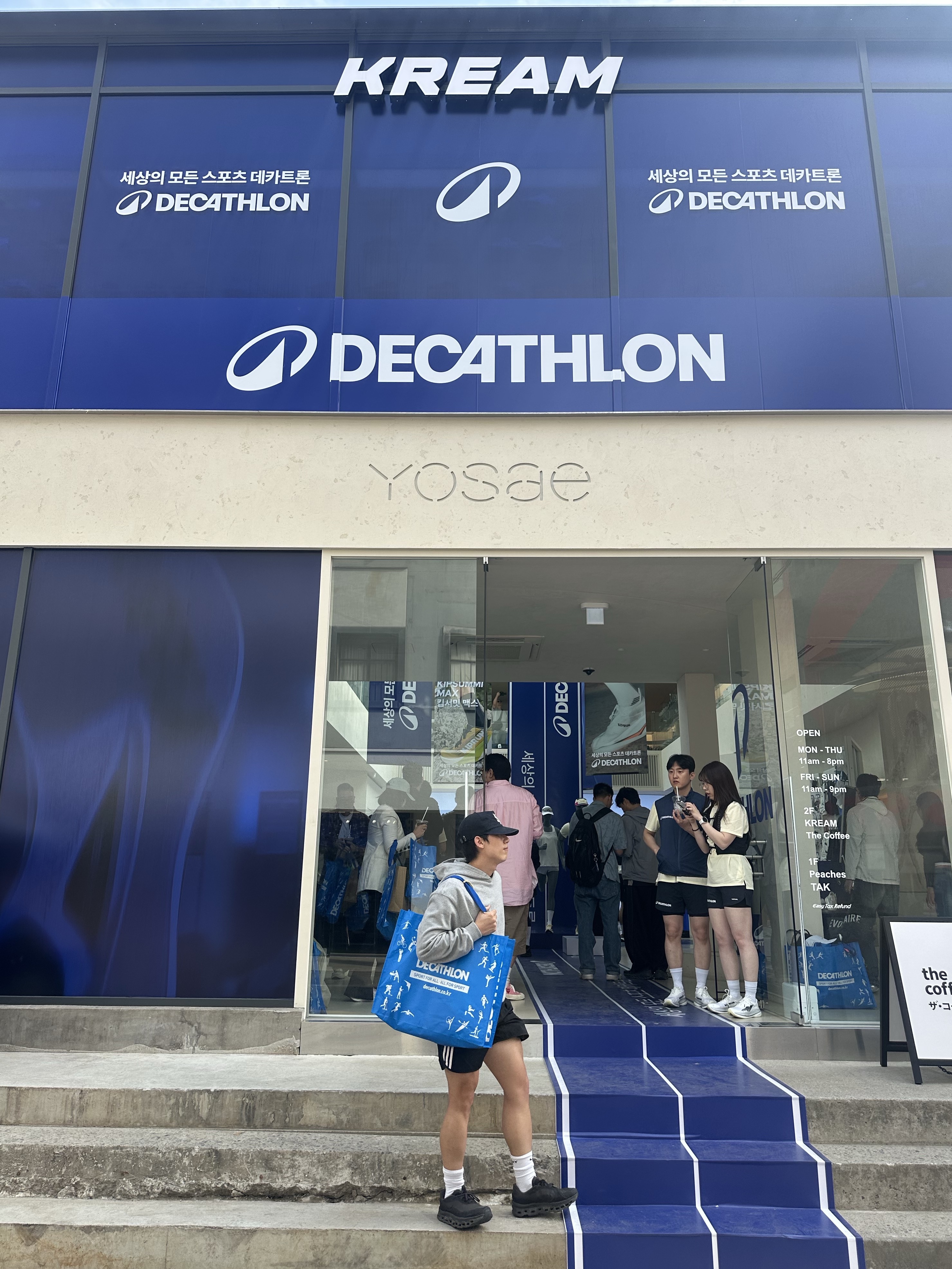 DECATHLON Kiprun Men's Carbon Racing Shoes Kiprun KD900X Elite Ultra White, DECATHLON Men's Running Wind Jacket Run 100 Smoke Black 착용 스타일 - 1