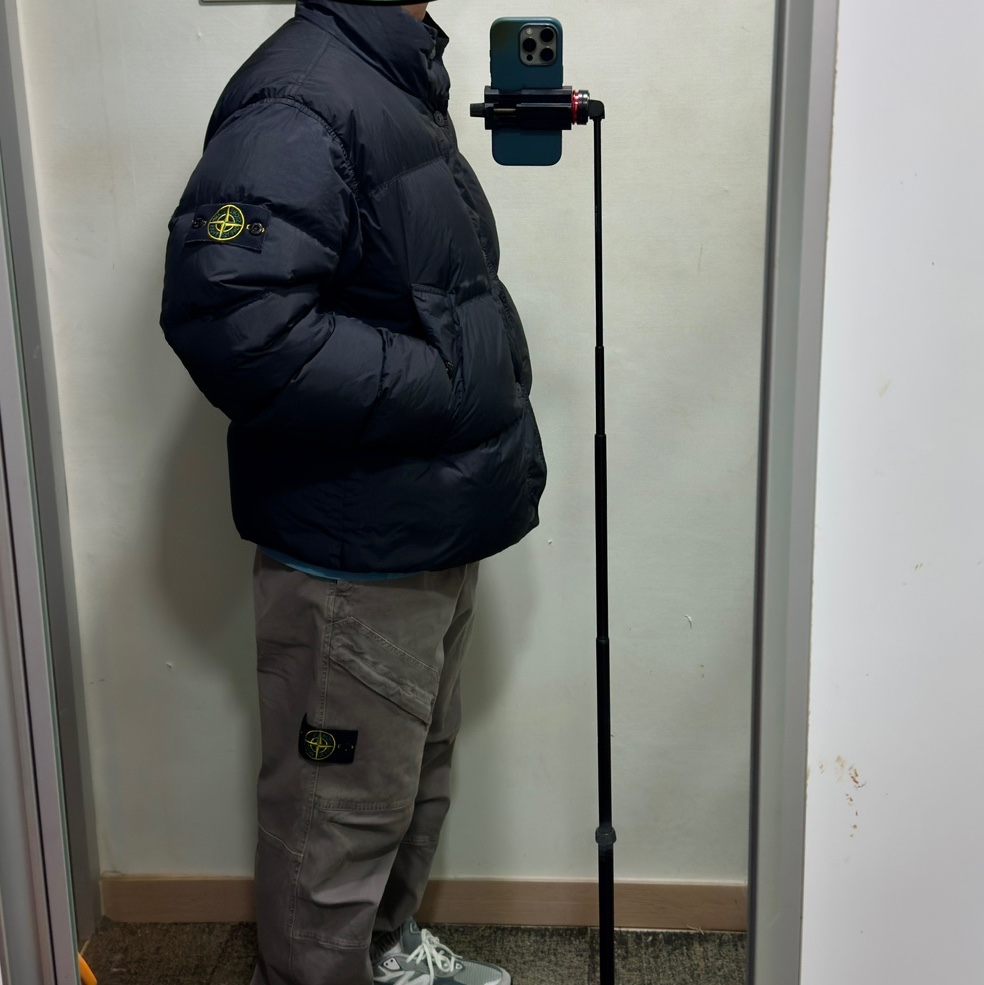 Stone Island 4100010 Crinkle Reps NY Recycled Nylon Down Jacket with Wind Resistant Black - 25FW, Stone Island 3100036 Stretch Organic Broken Twill Cotton Old Effect Loose Fit Jogger Trousers with Snap and Zip Pockets Cement - 25FW 착용 스타일 - 4