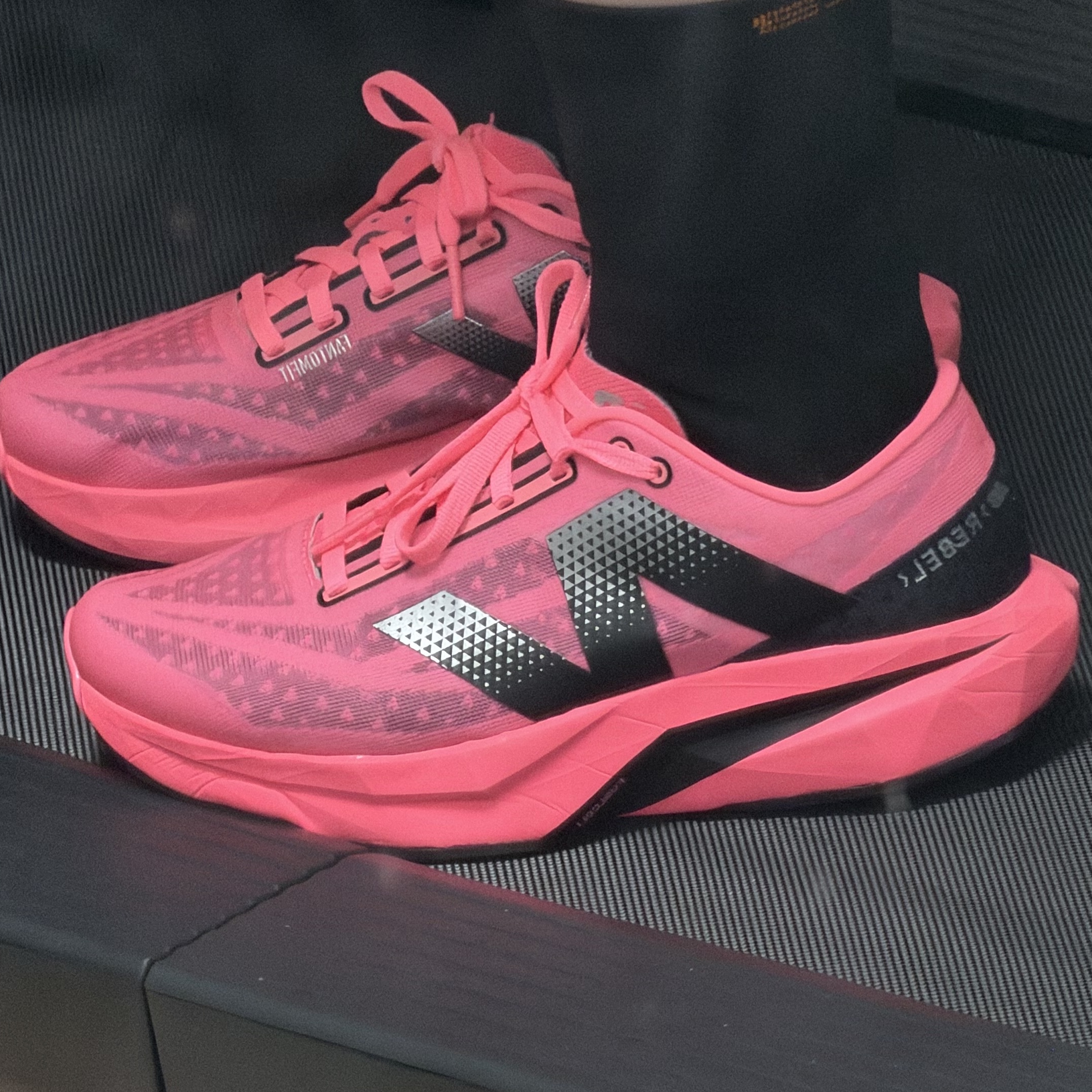 (W) New Balance FuelCell Rebel v4 Ultra Pink Black - D Wide 착용 스타일 - 1