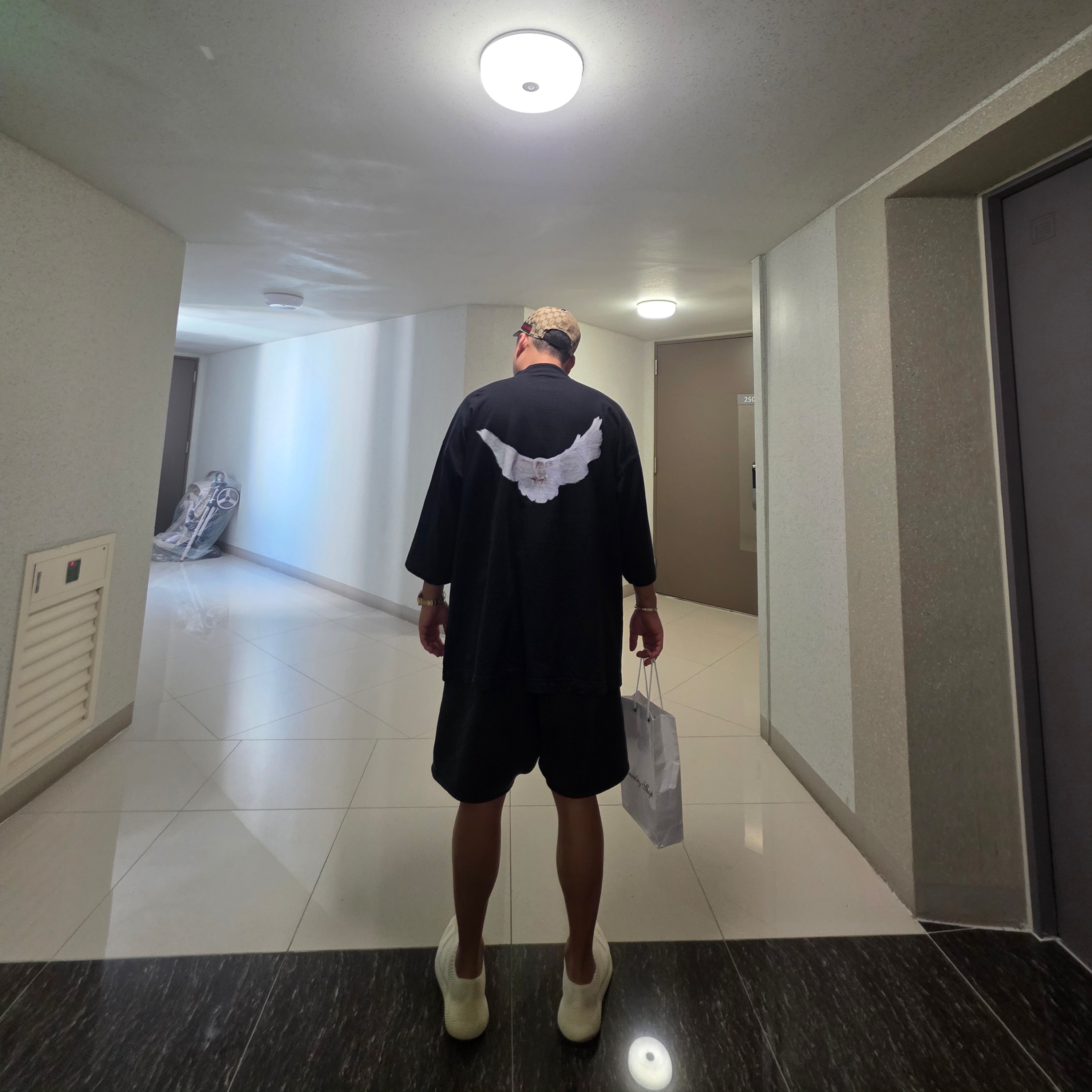 Yeezy Gap Engineered By Balenciaga Dove 3/4 Sleeve T-Shirt Black, Balenciaga x Gucci The Hacker Project Hacker Cap Beige 착용 스타일 - 2