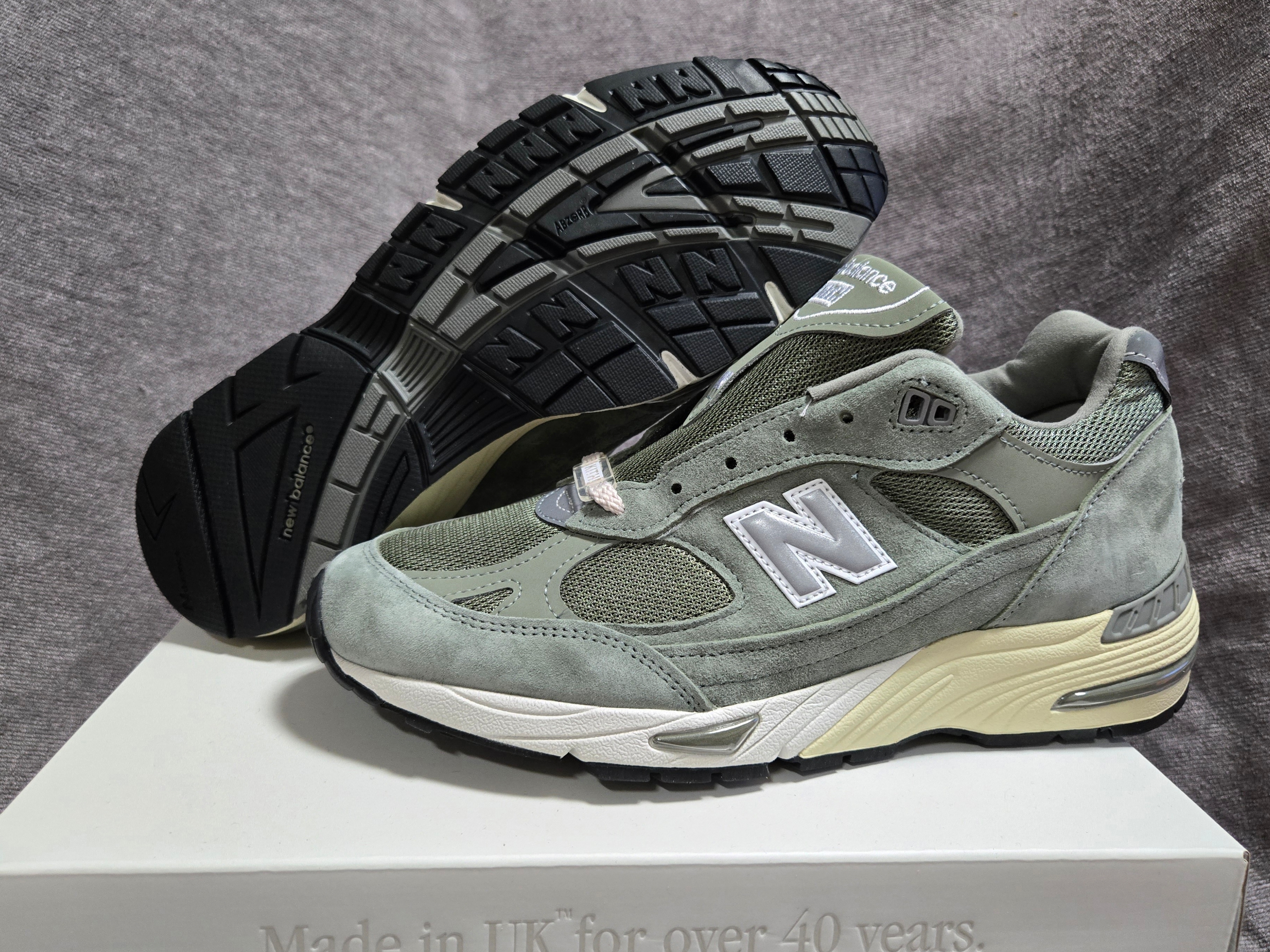 New Balance x Kith 991v1 Made in UK Vetiver, New Balance x JJJJound 991 Made in UK Grey 착용 스타일 - 2