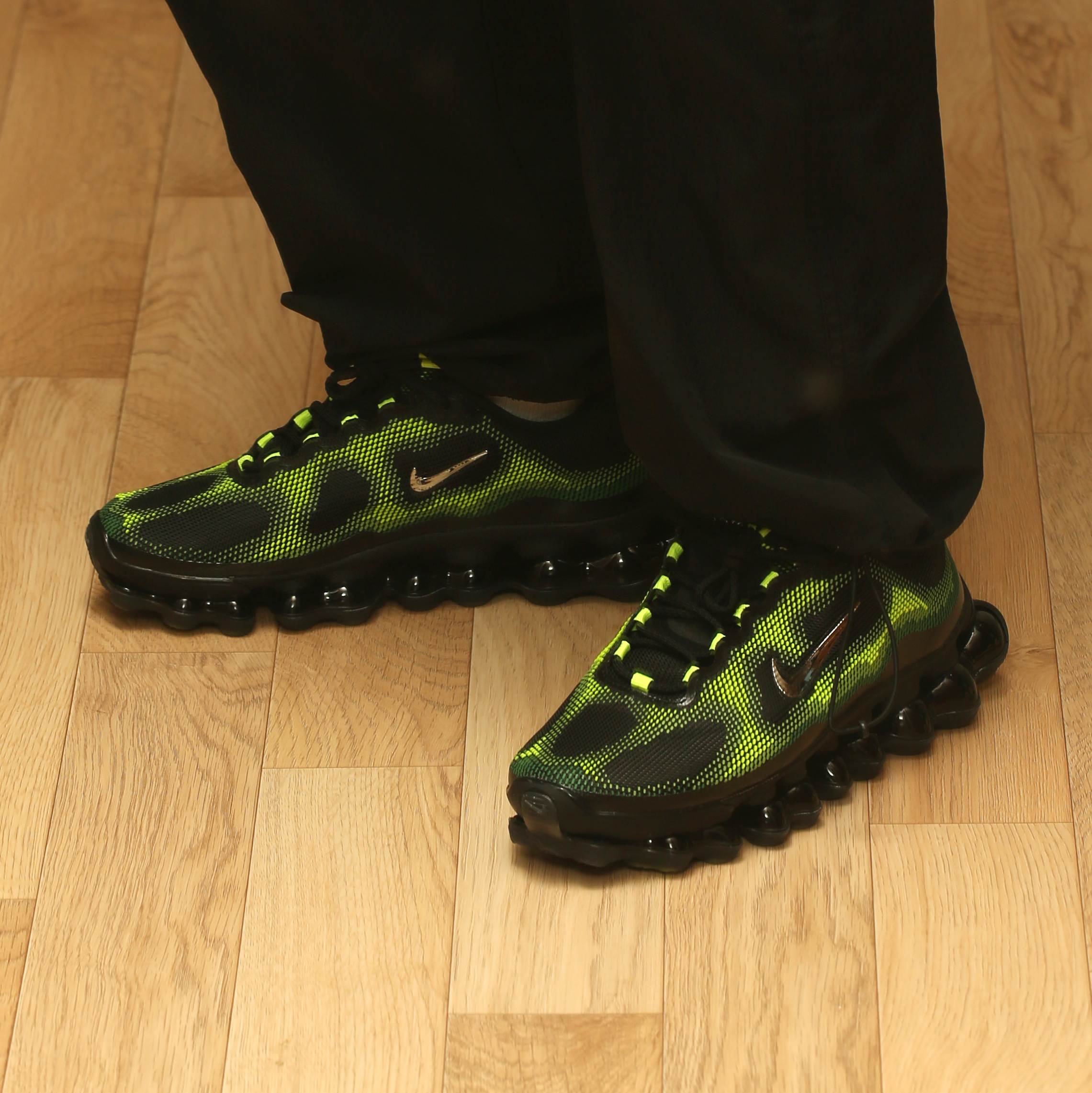 Nike Air Liquid Max Radiant Green and Green Apple 착용 스타일 - 2