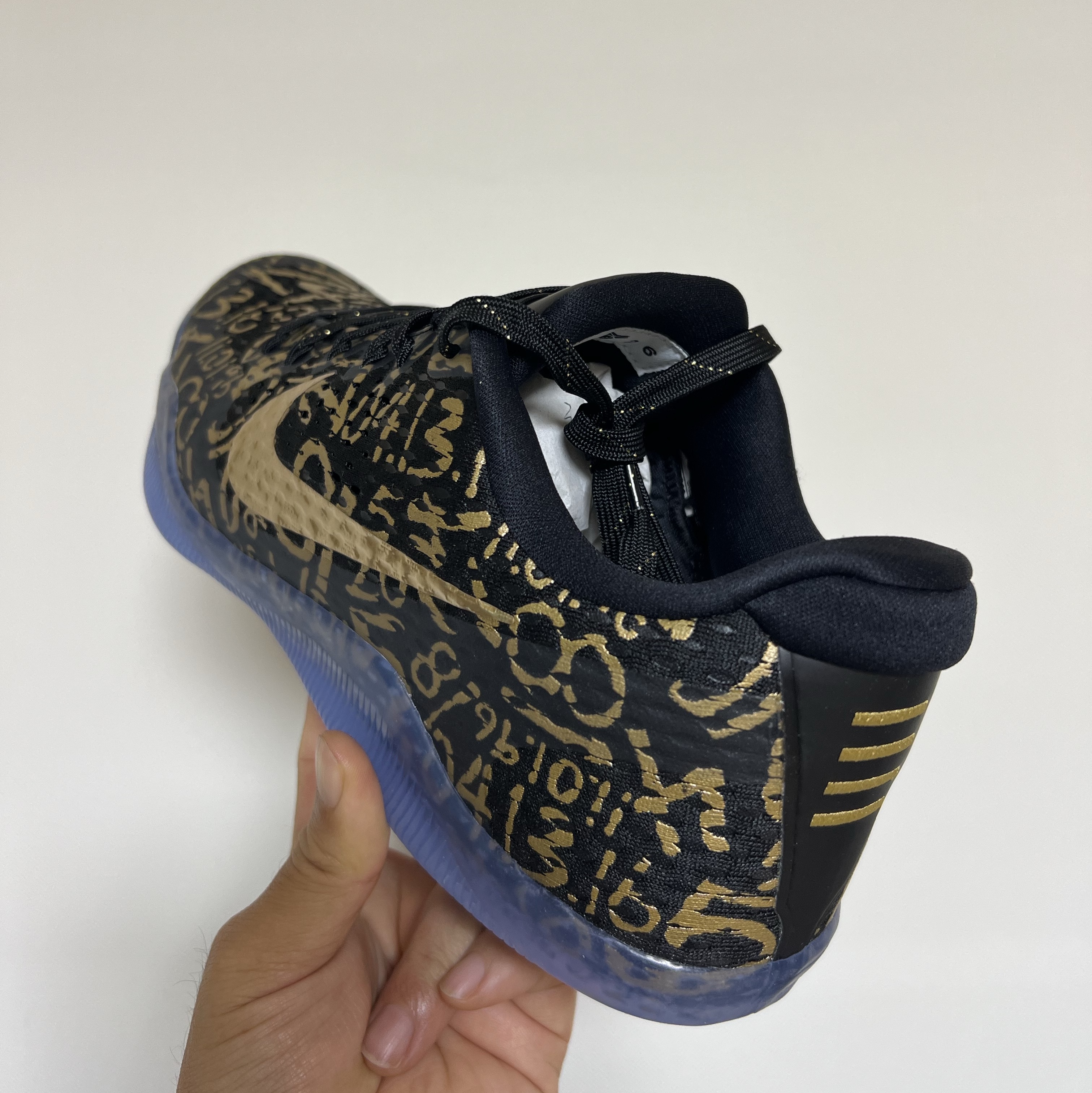 Nike Kobe 11 Protro Black and Metallic Gold 착용 스타일 - 2