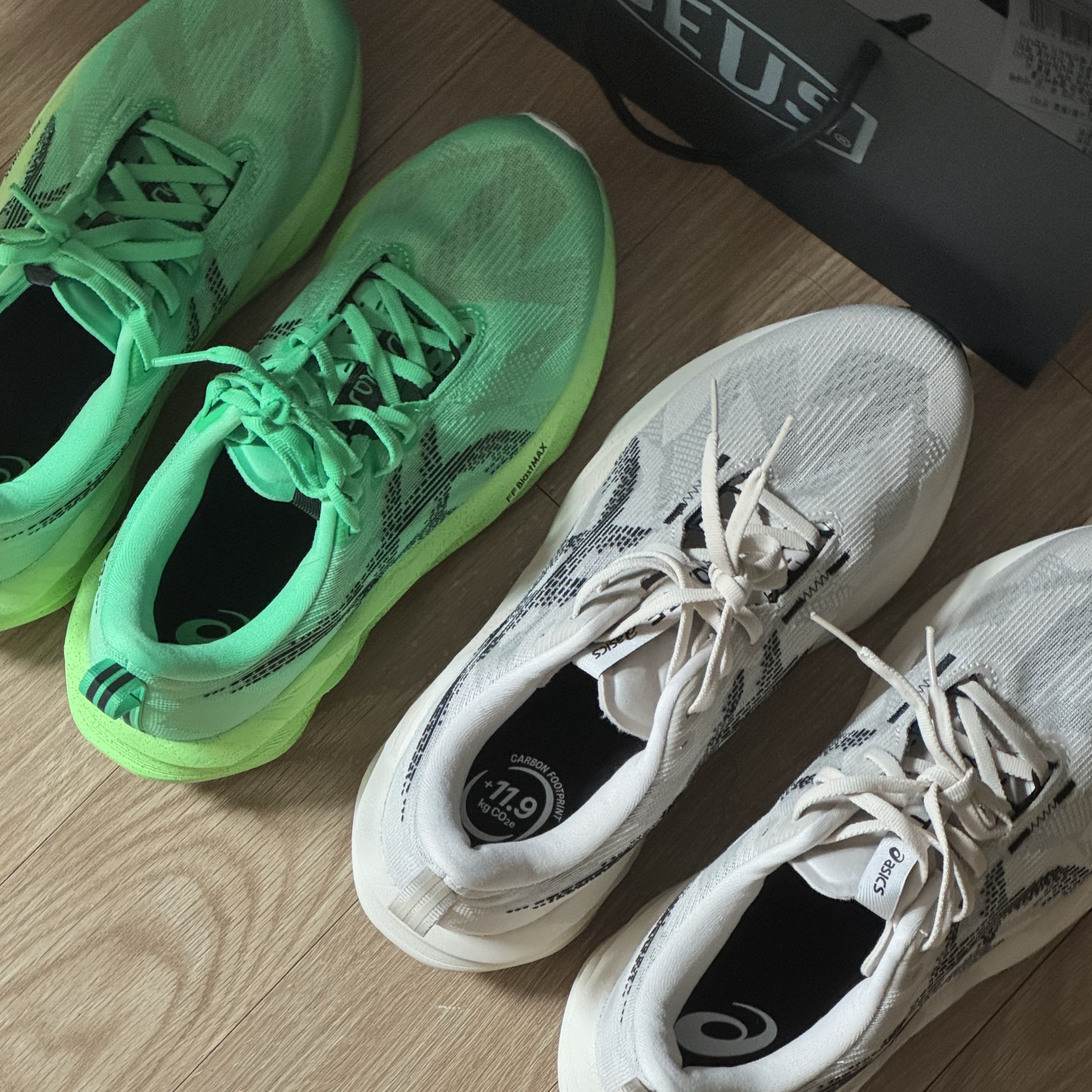 (W) Asics Novablast 5 Ekiden Vital Green Black, Asics Novablast 5 Oatmeal Black - D Standard 착용 스타일