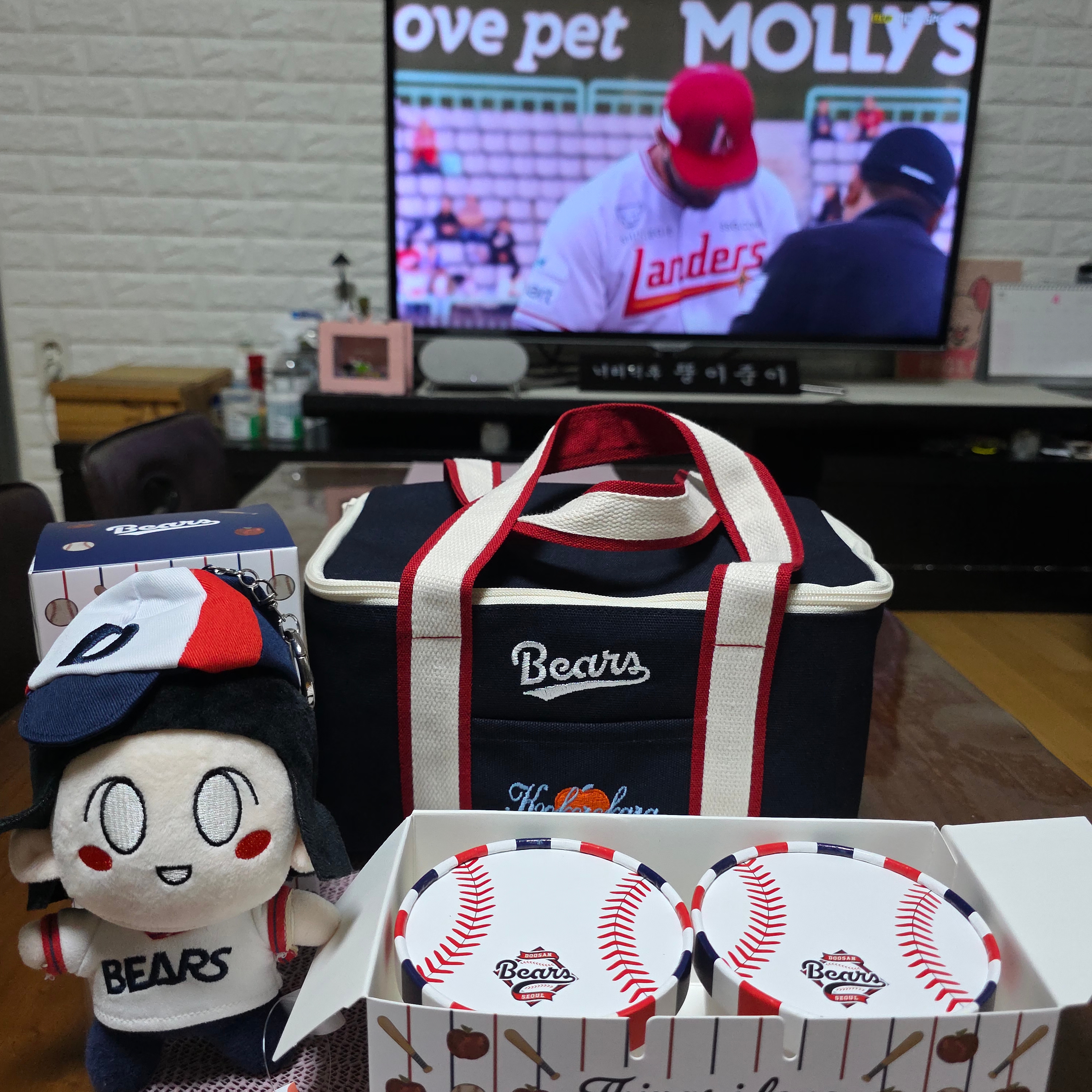 [KREAM 단독] Doosan Bears x Kokorokara Hustle Pudding 2pcs & Kokoro Bear Keyring & Cooler Bag Full Set 착용 스타일 - 4