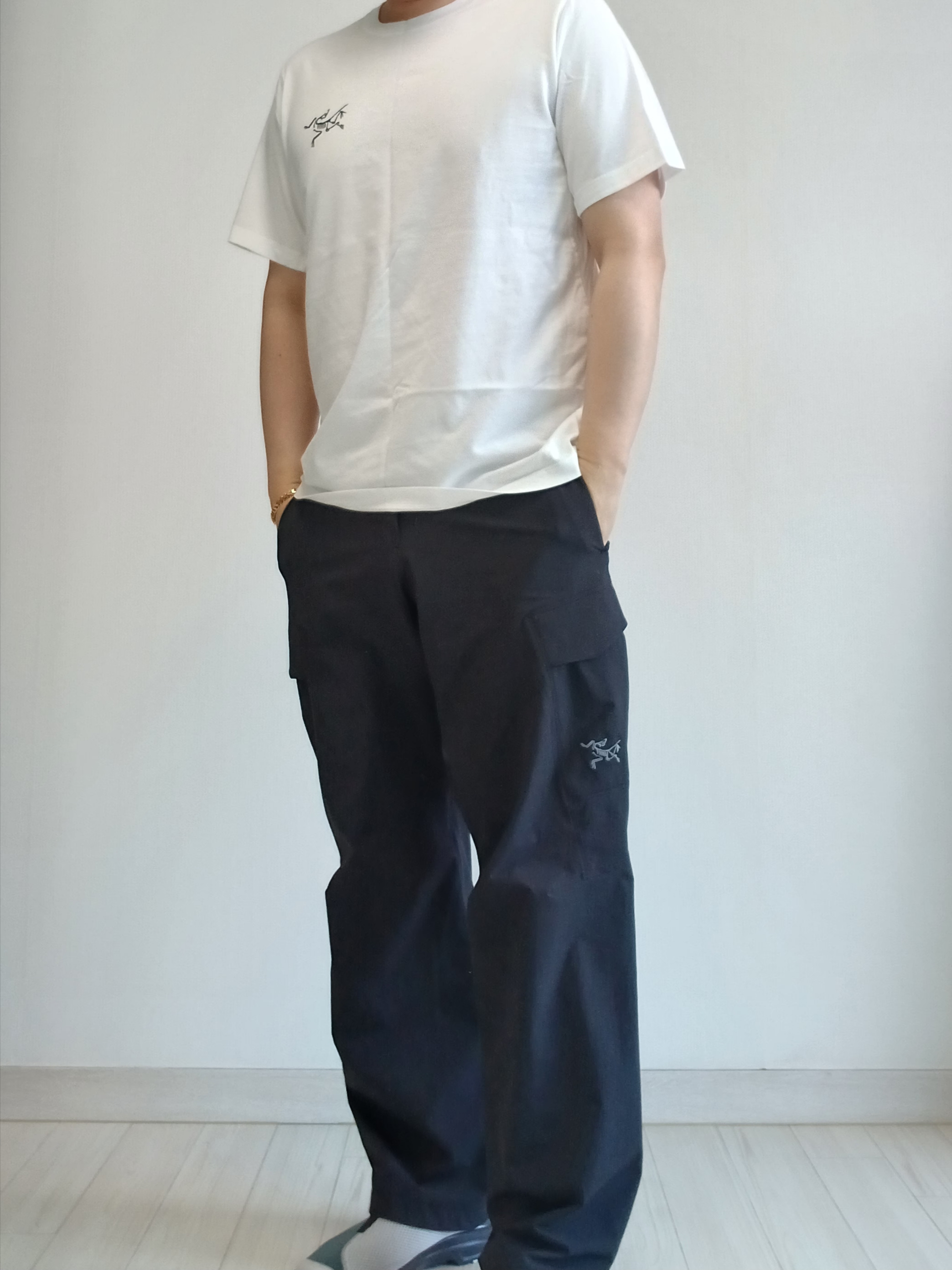 Arc'teryx Arc'Multi Bird Logo SS T-Shirt White Light, Arc'teryx Rampart Pants Black 착용 스타일 - 5