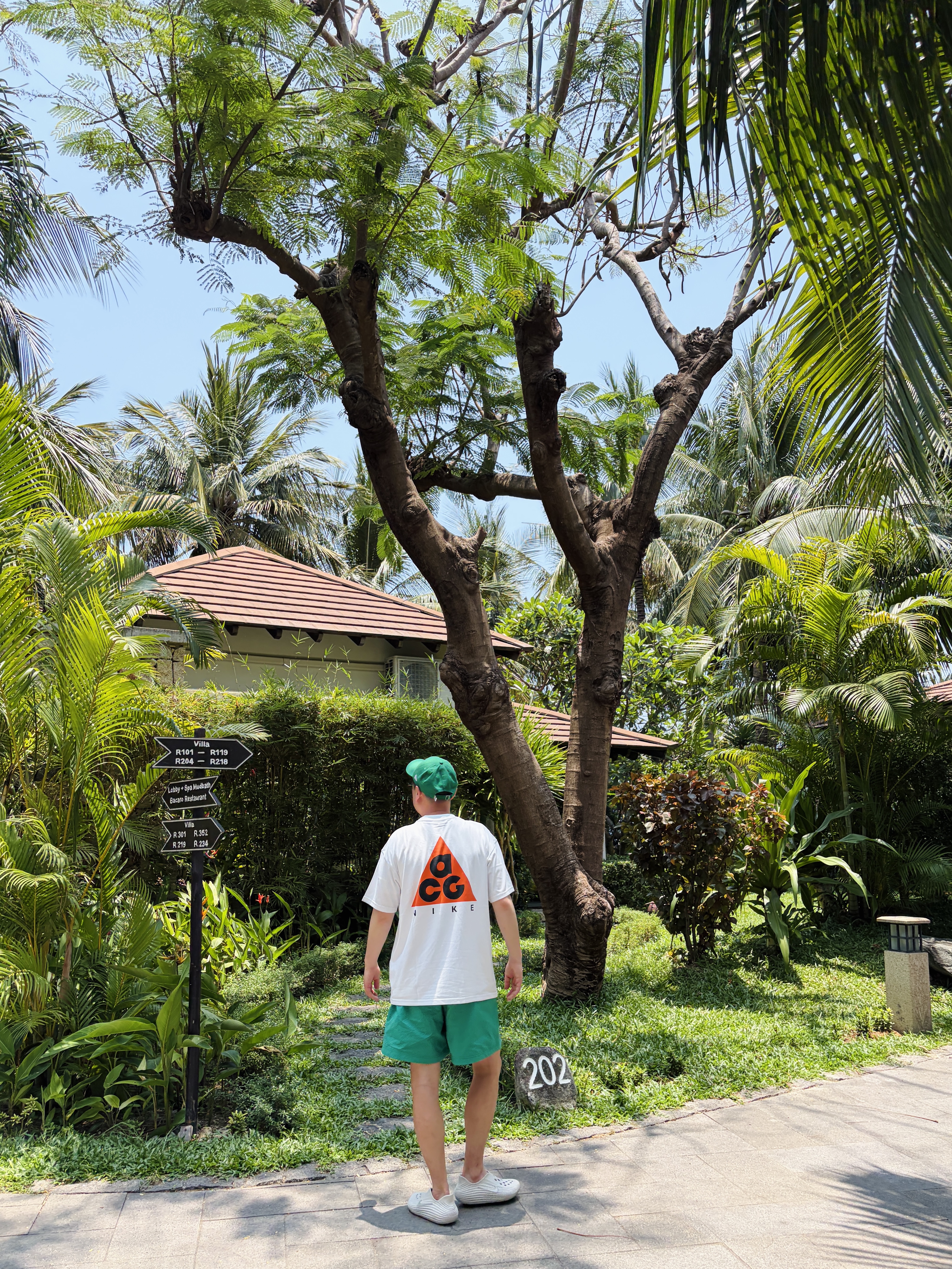 Nike ACG Max 90 T-Shirt Summit White - Asia, Nike NSW Woven Shorts Malachite - US/EU 착용 스타일 - 1